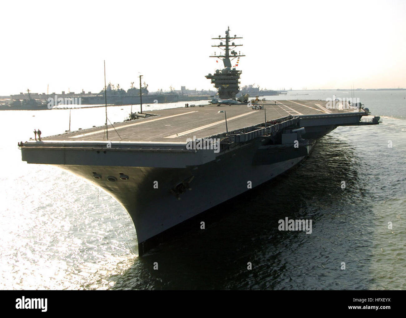 051018-N-0490C-003 Oceano atlantico (ott. 18, 2005) - La Nimitz-class portaerei USS Dwight D. Eisenhower CVN (69) prende il via dalla stazione navale di Norfolk a seguito del Post shipÕs Shakedown Disponibilità e selezionato Disponibilità limitata. Eisenhower, celebra il suo 28 compleanno oggi, è in mare per prove in mare, terminando la fase finale del shipÕs quattro anni di età matura la revisione. Stati Uniti Navy foto dal fotografo di Mate 2a classe Miguel Contreras (rilasciato) Navy US 051018-N-0490C-003 Il Nimitz-class portaerei USS Dwight D. Eisenhower CVN (69) prende il via dalla stazione navale di Norfolk Foto Stock