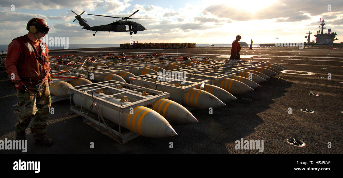 051104-N-2984R-169 Oceano atlantico (nov. 4, 2005) Ð Aviation Ordnancemen assegnati al reparto armi preparare i pallet di BLU-117 2.000-pound general-purpose bombe ad essere trasferito in aereo dal ponte di volo dell'Nimitz-class portaerei USS Harry Truman (CVN 75) alla USS Dwight D. Eisenhower CVN (69) durante un offload di munizioni. Truman e Eisenhower sono attualmente in corso di svolgimento nell'Oceano Atlantico conduttore offload di munizioni e rifornimenti in corso. Stati Uniti Navy foto dal fotografo di Mate Airman Ricardo J. Reyes (rilasciato) Navy US 051104-N-2984R-169 Aviation Ordnancemen assegnato a Weapo Foto Stock