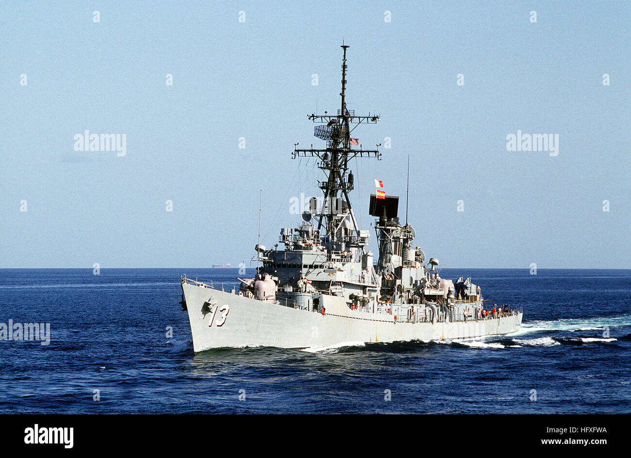 Una porta vista di prua del missile destroyer USS HOTEL (DDG-13) in corso. USS Hotel (DDG-13) Foto Stock