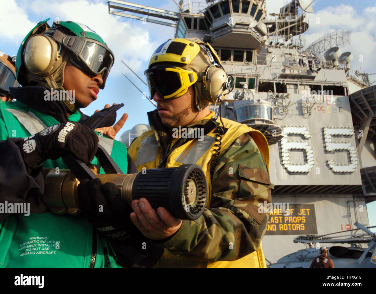 051112-N-6524M-003 Oceano atlantico (nov. 12, 2005) - Aviazione da elettricista, Mate Airman Cedric Sims, sinistra, riceve una formazione da aviazione di Boatswain Mate 3° di classe Jeremy Troutman sulla corretta per la lotta antincendio ugello tecniche di manipolazione durante un trapano a bordo della centrale nucleare- powered portaerei USS Enterprise (CVN 65). Enterprise e avviato Carrier aria Wing uno (CVW-1) sono attualmente in corso di conduzione di navi su misura la disponibilità di formazione (TSTA). Stati Uniti Navy foto di PhotographerÕs Mate Airman apprendista Brandon Morris (rilasciato) Navy US 051112-N-6524M-003 Aviation da elettricista, Mate Airman Cedric Foto Stock