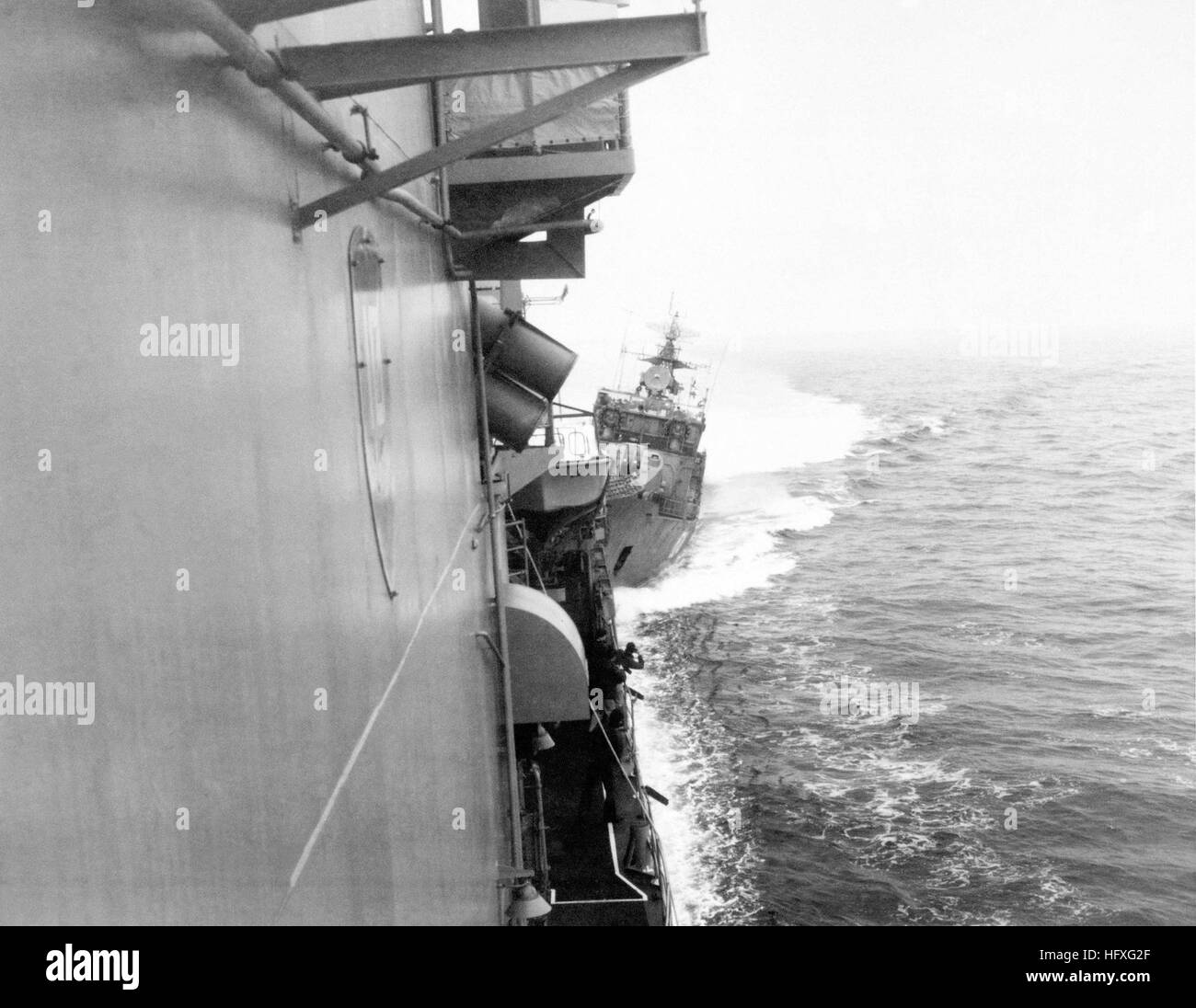 La prua di un sovietico la zattera II classe fregata luce FFL (824) impatti della poppa del cacciatorpediniere USS CARON (DD 970) come la nave americana esercita il diritto di libero passaggio attraverso il Soviet-rivendicato 12 miglia di acque territoriali. USS Caron (DD-970) collisione2 Foto Stock