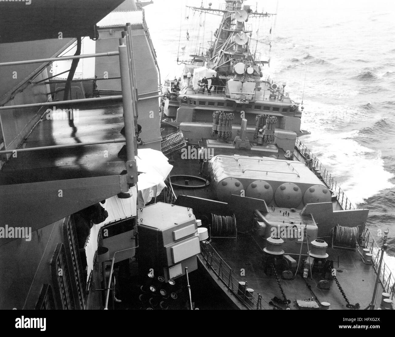 Il Soviet Krivak I classe missile frigate BEZZAVETNY (FFG 811) impatti il missile cruiser USS Yorktown (CG 48) come la nave americana esercita il diritto di libero passaggio attraverso il Soviet-rivendicato 12 miglia di acque territoriali. USS Yorktown collisione Foto Stock