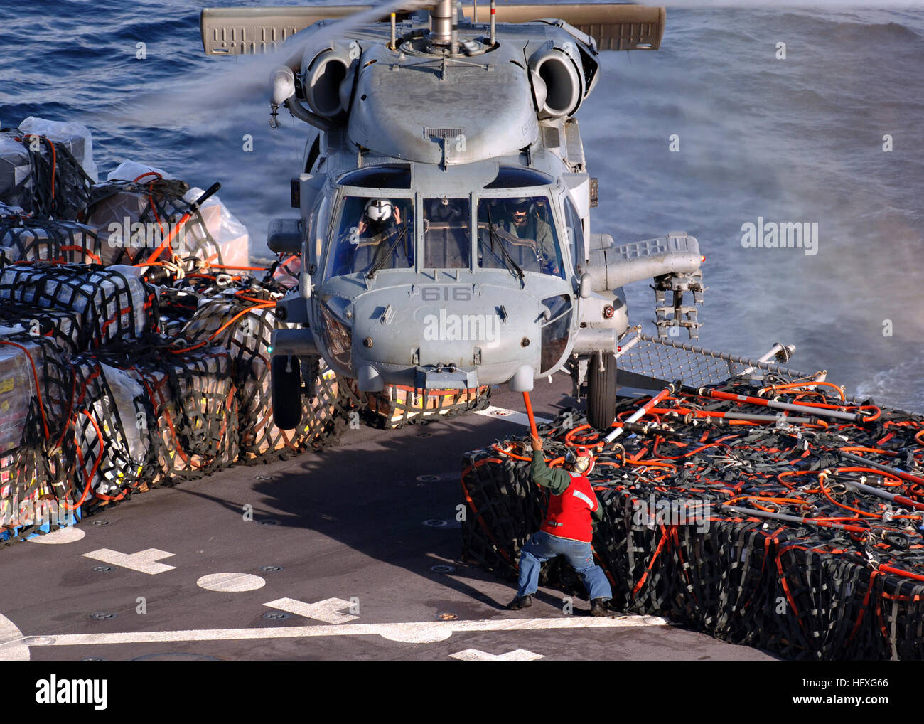 051115-N-7263H-005 Oceano atlantico (nov. 15, 2005) - Un HH-60H Seahawk, assegnato al 'Dragonslayers' di elicottero Anti-Submarine Squadron undici (HS-11), si prepara a riceve rifornimenti dal militare Sealift Command (MSC) fast combattere la nave appoggio USNS Laramie (T-AOE 203) durante un rifornimento in corso con l'energia nucleare portaerei USS Enterprise (CVN 65). Enterprise e avviato Carrier aria Wing uno (CVW-1) sono attualmente in corso su misura di conduzione della nave la disponibilità di formazione (TSTA). Stati Uniti Navy foto dal fotografo compagno del 3° di classe Bill Howell (rilasciato) Navy US 051115-N-7 Foto Stock