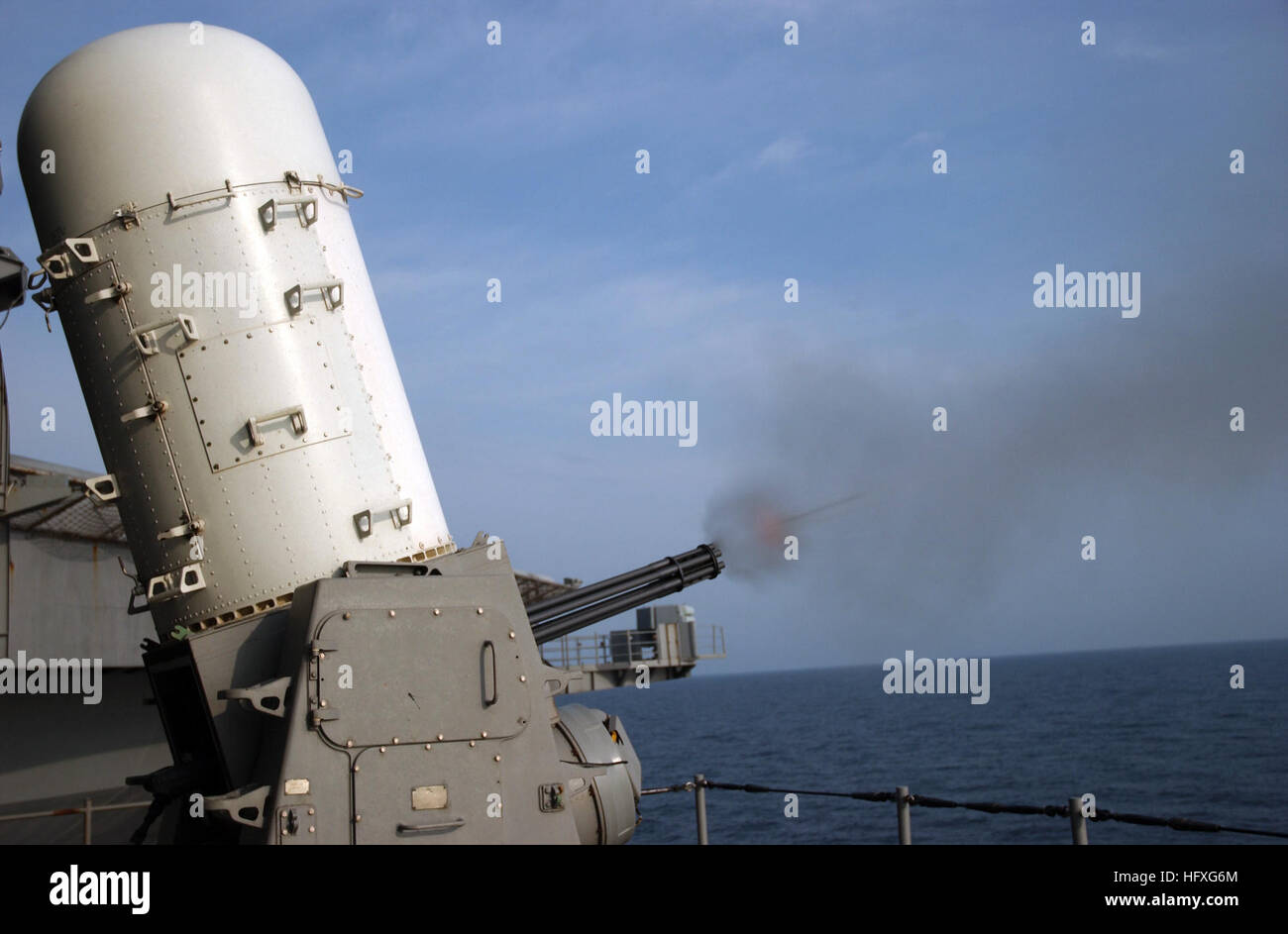 051116-N-7241L-001 Golfo Persico (nov. 16, 2005) - La Nimitz-class portaerei USS Theodore Roosevelt CVN (71) conduce una stretta-in sistema di armi (CWIS) live test antincendio nel Golfo Persico. CWIS è una rapida reazione, rapid-fire 20 millimetri sistema pistola che fornisce U.S. Navi della Marina militare con un terminale di difesa contro i missili antinave che hanno penetrato altre difese della flotta. Roosevelt e avviato Carrier aria Wing otto (CVW-8) sono attualmente in corso nel Golfo Persico a supporto di operazione Cortina d'acciaio, un giunto USA-IRAQ offensiva militare volto a prevenire le cellule di Al Qaeda da enterin Foto Stock