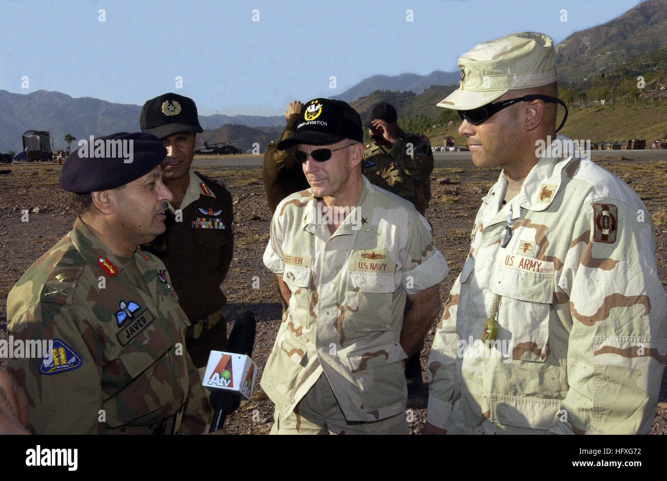 Esercito pakistano Maggiore Generale Jared (sinistra), U.S. Navy ammiraglio Mike Lefever (centro), E DEGLI STATI UNITI Esercito capitano Paolo Irlanda discutere la neonata avanti Punto di rifornimento (FRP) a Muzaffarabad, in Pakistan, il 16 novembre 2005. La FRP è stato creato in modo che gli aeromobili potrebbe fare rifornimento a Muzaffarabad e proseguire in direzione nord per offrire aiuto alla comunità in Pakistan. (U.S. Air Force foto di: Staff Sgt Quinton Russ) Navy US 051116-F-9927R-004 esercito pakistano Il Mag. Gen. Jared, sinistra, U.S. Navy Adm posteriore. Mike Lefever, centro e U.S. Esercito Capt. Paolo Irlanda discutere la neonata refu in avanti Foto Stock