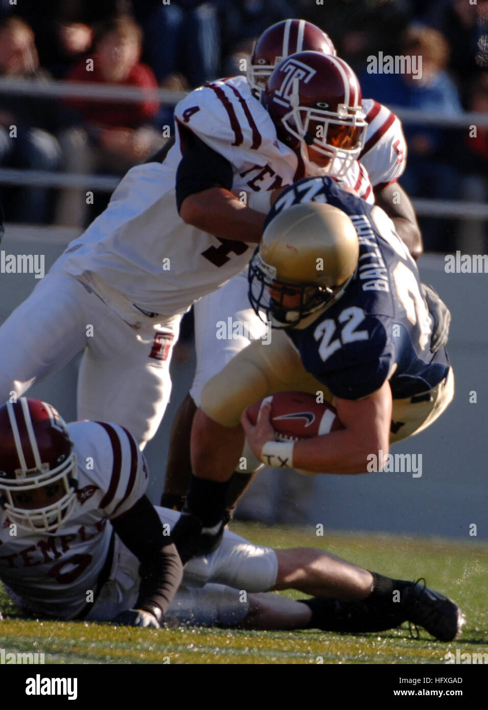 Un Midshipman della U.S. Naval Academy gioca a pieno titolo durante una partita di football al Navy-Marine Corps Memorial Stadium, partecipando a una partita contro la Temple University. Foto Stock