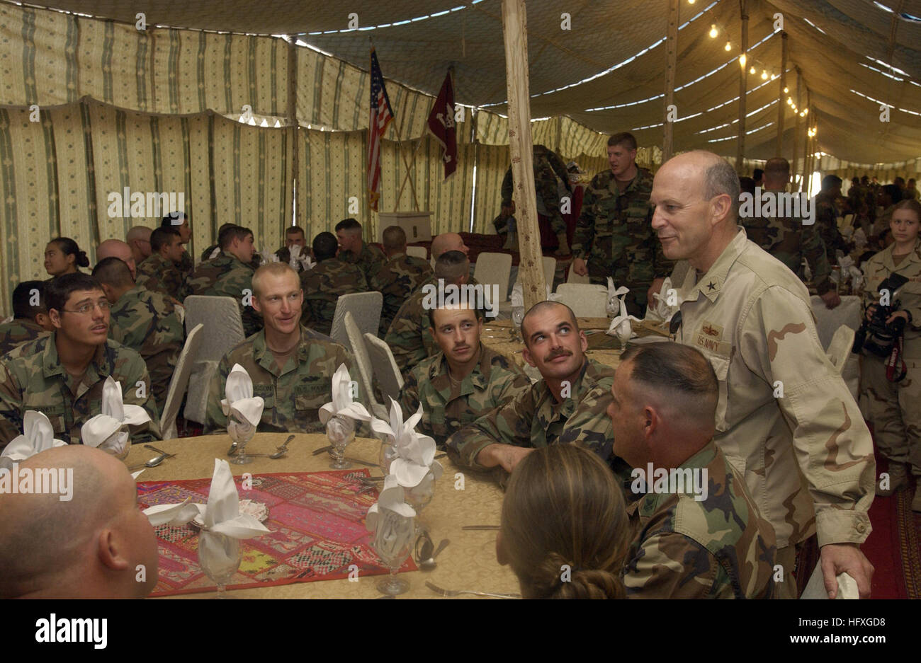 051127-F-0692M-013 Muzaffarabad, Pakistan (nov. 27, 2005) - Comandante, Disaster Assistance Center Ð il Pakistan, U.S. Navy Adm posteriore. Mike Lefever, destra, colloqui con Navy Seabees prima che essi mangiano il loro ringraziamento cena presso il 212th esercito Mobile ospedale chirurgico a Muzaffarabad, Pakistan. Il governo degli Stati Uniti sta partecipando a una multinazionale di assistenza umanitaria e lo sforzo di supporto portato dal governo pakistano per portare aiuto alle vittime del terremoto che ha colpito la regione di Ottobre 8, 2005.U.S. Air Force photo by Staff Sgt. Quinton Russ (rilasciato) Navy US 051127-F-0692M-013 U.S. N Foto Stock