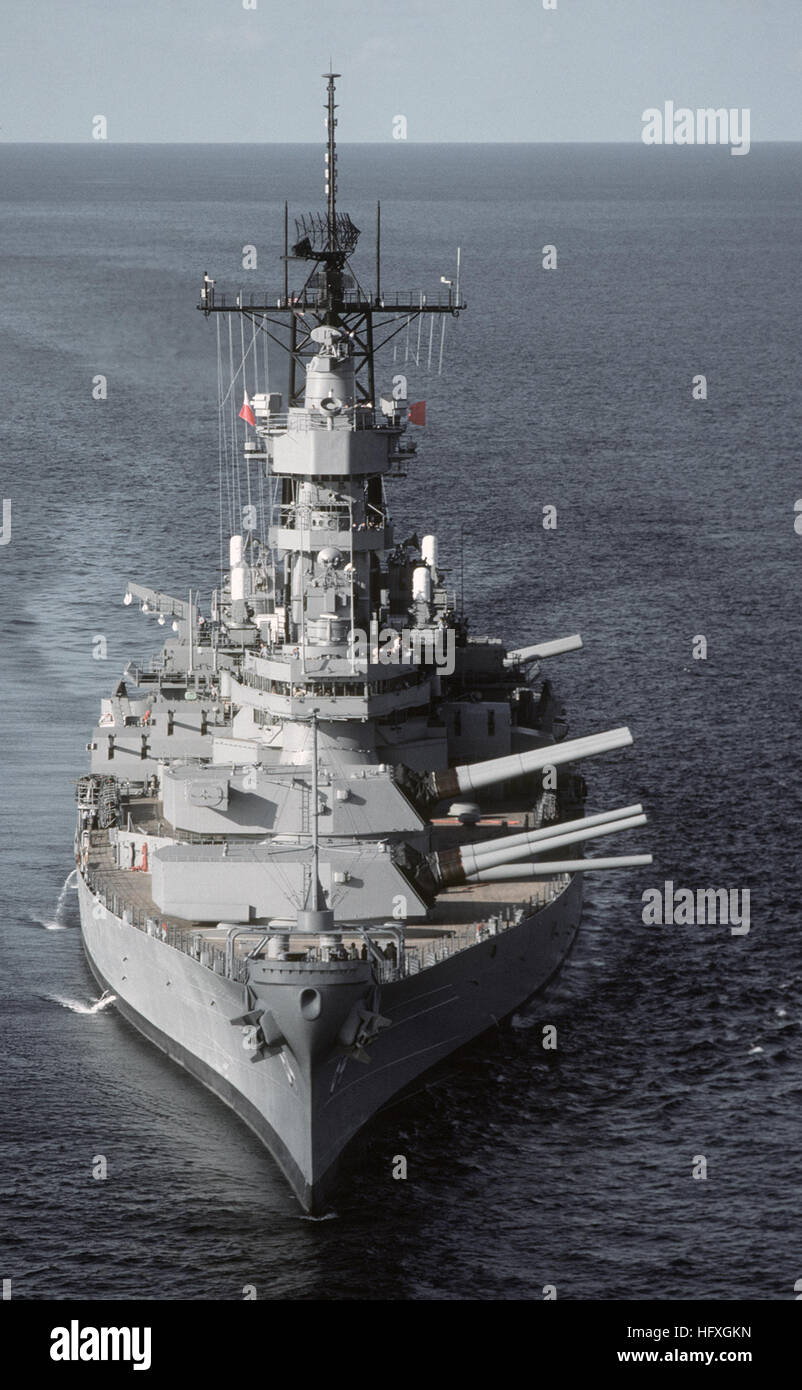 Una vista di prua della nave da guerra USS WISCONSIN (BB 64) con il suo marchio 7 16 pollici/50-fucili calibro addestrato alla porta prima di una potenza di fuoco di dimostrazione nel Golfo del Messico. USS Wisconsin (BB-64) preps Foto Stock