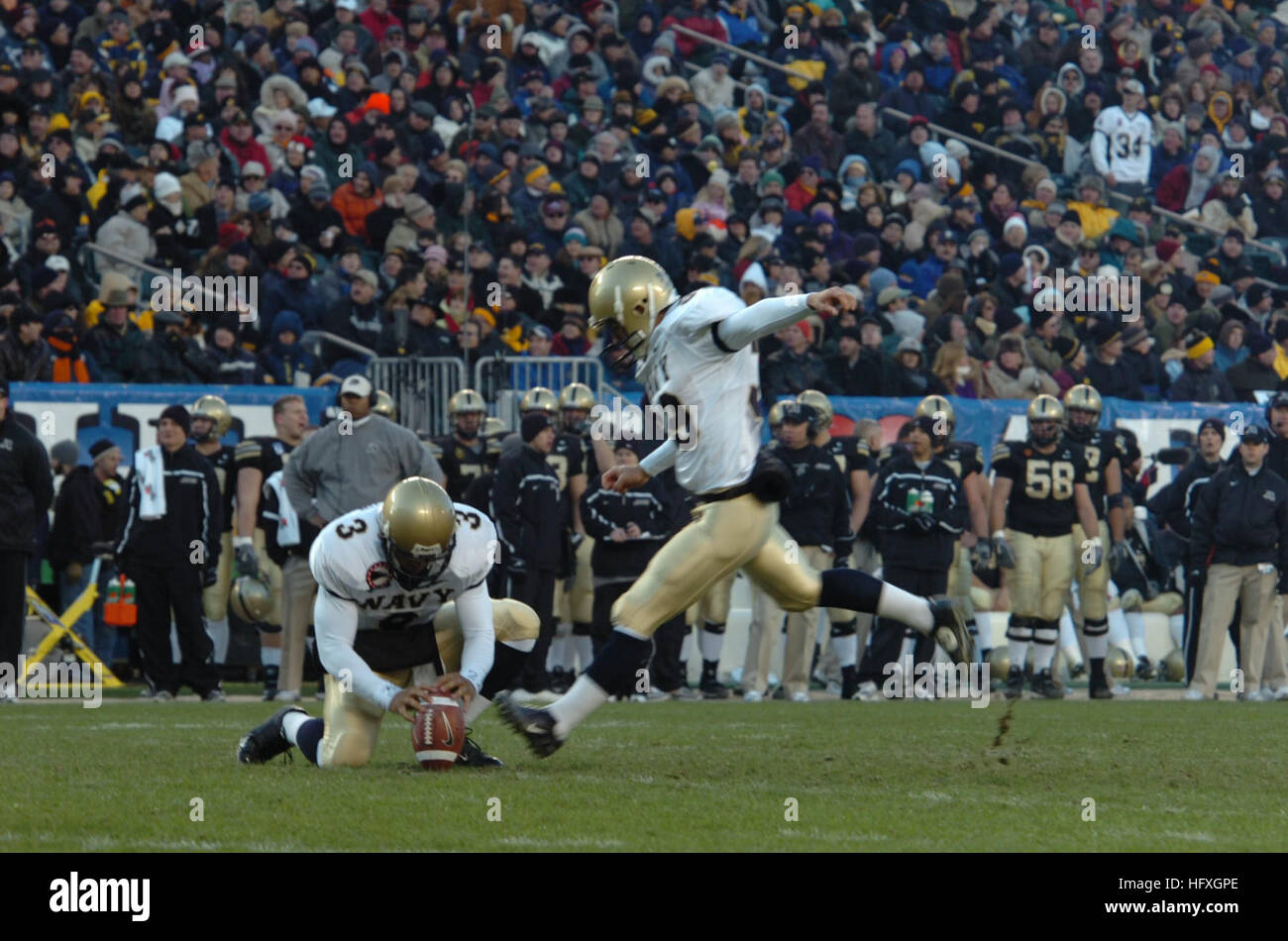051203-N-0295M-053 Philadelphia, Pa. (dec. n. 3, 2005) - STATI UNITI Accademia navale Guardiamarina Joey Bullen di San Simons Island, Ga. calci un punto extra a seguito di una Reggie Campbell touchdown durante la 106ª Army vs Navy gioco del calcio presso il Lincoln Financial Field. La marina ha accettato un invito a giocare nella Poinsettia Bowl a San Diego il Dic. 22. Il Mid hanno vinto tre ultimi Army-Navy battaglie anche di tutti i tempi in serie 49-49-7. Stati Uniti Navy foto dal fotografo di Mate 2a classe Daniel McLain (rilasciato) Navy US 051203-N-0295M-053 U.S. Accademia navale Guardiamarina Joey Bullen di San Simons ho Foto Stock
