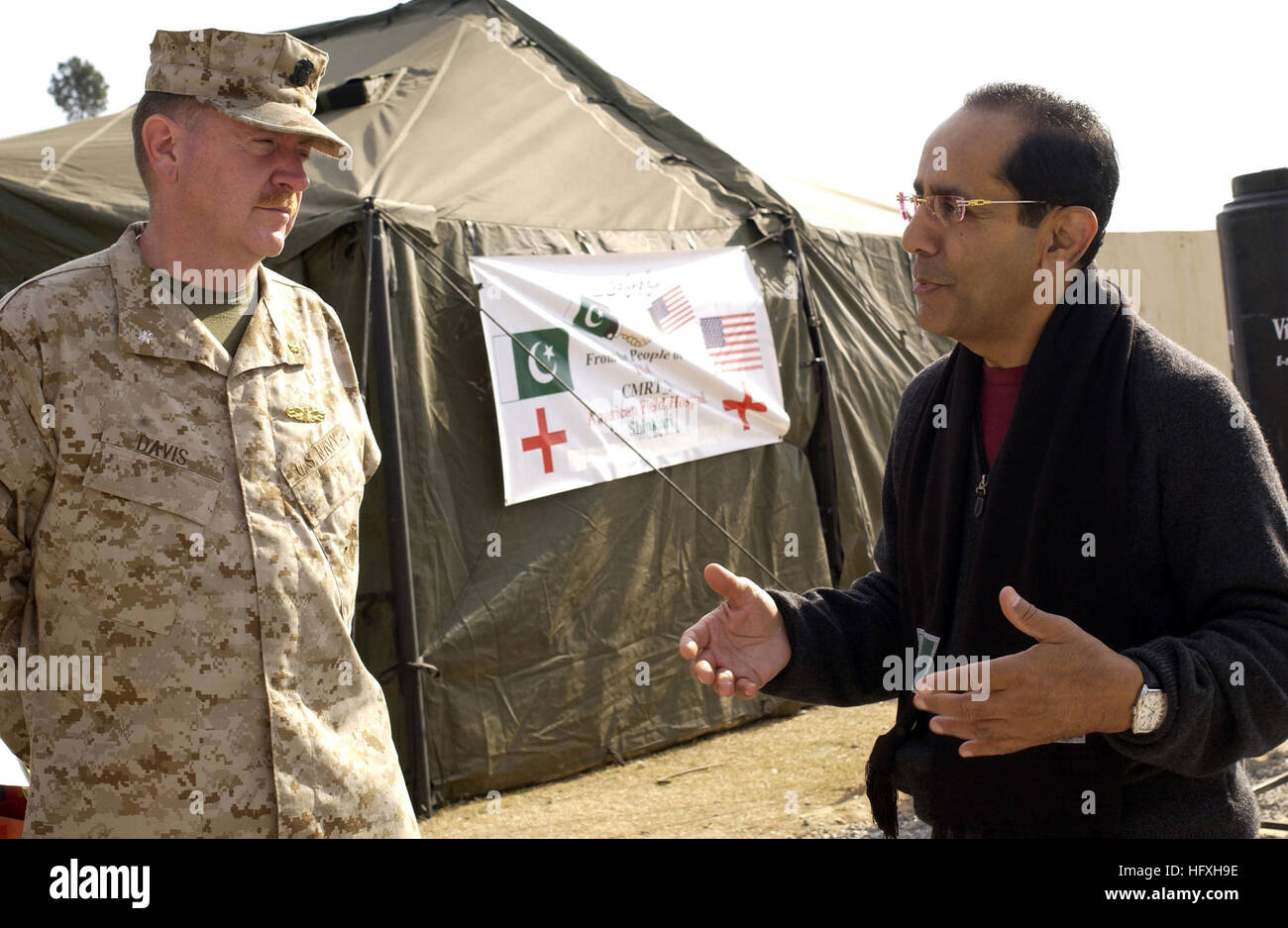 051219-F-2729L-005 Shinkiari, Pakistan (dec. n. 19, 2005) - Advisory Board di U.S. Il Segretario della Difesa degli Stati, il dottor Ikram Khan, parla a capo dei servizi professionali per la presenza combinata di Medical Relief Team Tre, la Cmdr. Tom Davis in ospedale in Shinkiari. Gli Stati Uniti partecipano a Operation Lifeline, pakistano-led funzionamento di sfiato progettato per aiutare le vittime del terribile terremoto che ha colpito la regione Ottobre 8, 2005. Khan si è recata in Pakistan per incontrare i membri del servizio e di ottenere informazioni sui servizi sanitari disponibili ai terremotati. Stati Uniti Air Force foto di Airman 1. Foto Stock