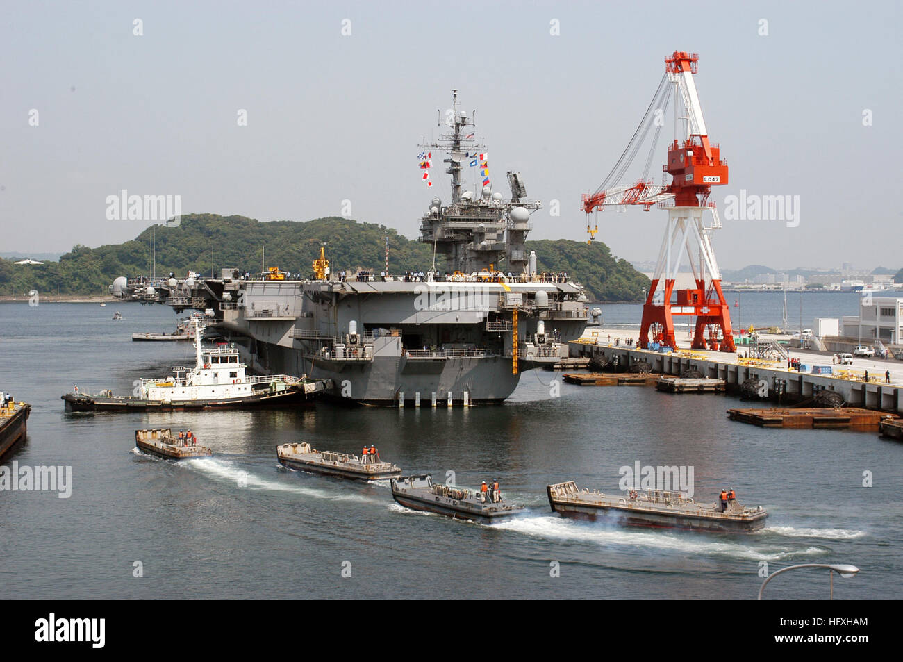 060525-N-2716P-007 Yokosuka, Giappone (25 maggio 2006) Ð quattro Commander le attività della flotta Yokosuka operazioni portuali spintore file di barche dal convenzionalmente-powered portaerei USS Kitty Hawk (CV 63) Come si prepara per ormeggiare al molo a seguito di una pianificata regolarmente il periodo in corso. Stati Uniti Navy foto di PhotographerÕs mate 1. Classe Paul J. Phelps (rilasciato) Navy US 060525-N-2716P-007 Quattro Commander le attività della flotta Yokosuka operazioni portuali spintore file di barche dal convenzionalmente-powered portaerei USS Kitty Hawk (CV 63) Come si prepara per ormeggiare al molo Foto Stock