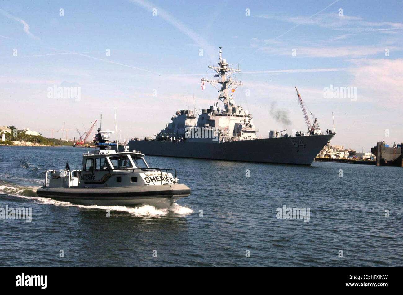 060127-N-7542D-133 Tampa, Florida (GEN. 27, 2006) - il missile destroyer USS Carney (DDG 64) è scortato dall'Hillsborough Dipartimento SheriffÕs imbarcazione di pattuglia come della partenza della nave Tampa Bay dopo il supporto annuale di Gasparilla Pirate Fest. Il NavyÕs week-long partecipazione alla manifestazione include visite a locale Bay area scuole superiori dalla banda della marina militare, una guerra speciale team di motivatore e un F-18 del simulatore di volo. Stati Uniti Navy foto di PhotographerÕs mate 1. Classe Dean Dunwody (rilasciato) Navy US 060127-N-7542D-133 il missile destroyer USS Carney (DDG 64) è scortato dal Hillsboroug Foto Stock