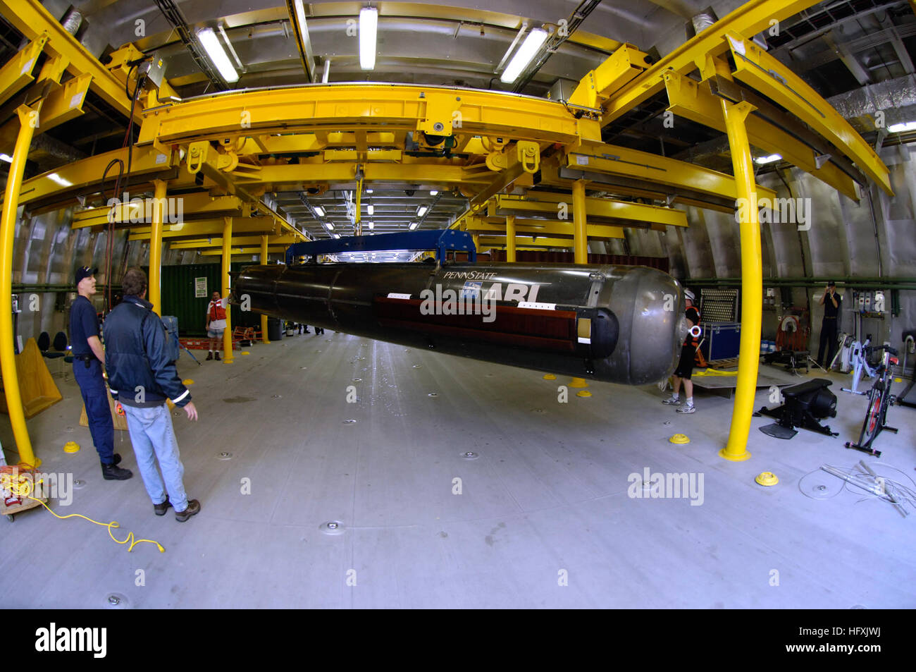 060130-N-7676W-219 San Diego (GEN. 30, 2006) - Cavalluccio marino-classe veicolo autonomo sottomarino (AUV) dal laboratorio di ricerca applicata in corrispondenza della Penn State University è manovrato in posizione in mare Fighter (FSF-1) Mission Bay durante il lancio e il testing del ripristino. A 28 piedi, sei pollici e pesa 10.800 libbre, Seahorse è un untethered, presidiata, subacquea veicolo robotizzato in grado di pre-programmate operazioni indipendenti. L'Ufficio del Naval Research (ONR) sponsor della manifestazione. Stati Uniti Foto di Marina dal sig. John F. Williams (rilasciato) Navy US 060130-N-7676W-219 Cavalluccio marino-class Autonomo Foto Stock