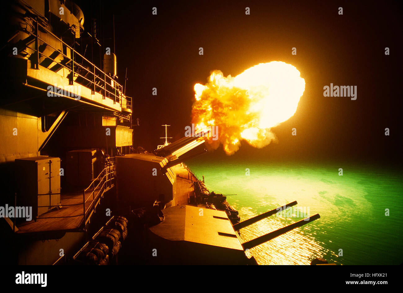 Un contrassegno 7 16 pollici/50 della pistola calibro è sparato a bordo della nave da guerra USS Missouri (BB-63) come notte sgusciatura di obiettivi iracheni avviene lungo il nord della costa del Kuwait durante l'operazione tempesta del deserto. La USS Missouri la cottura durante la tempesta del deserto, 6 Feb 1991 Foto Stock
