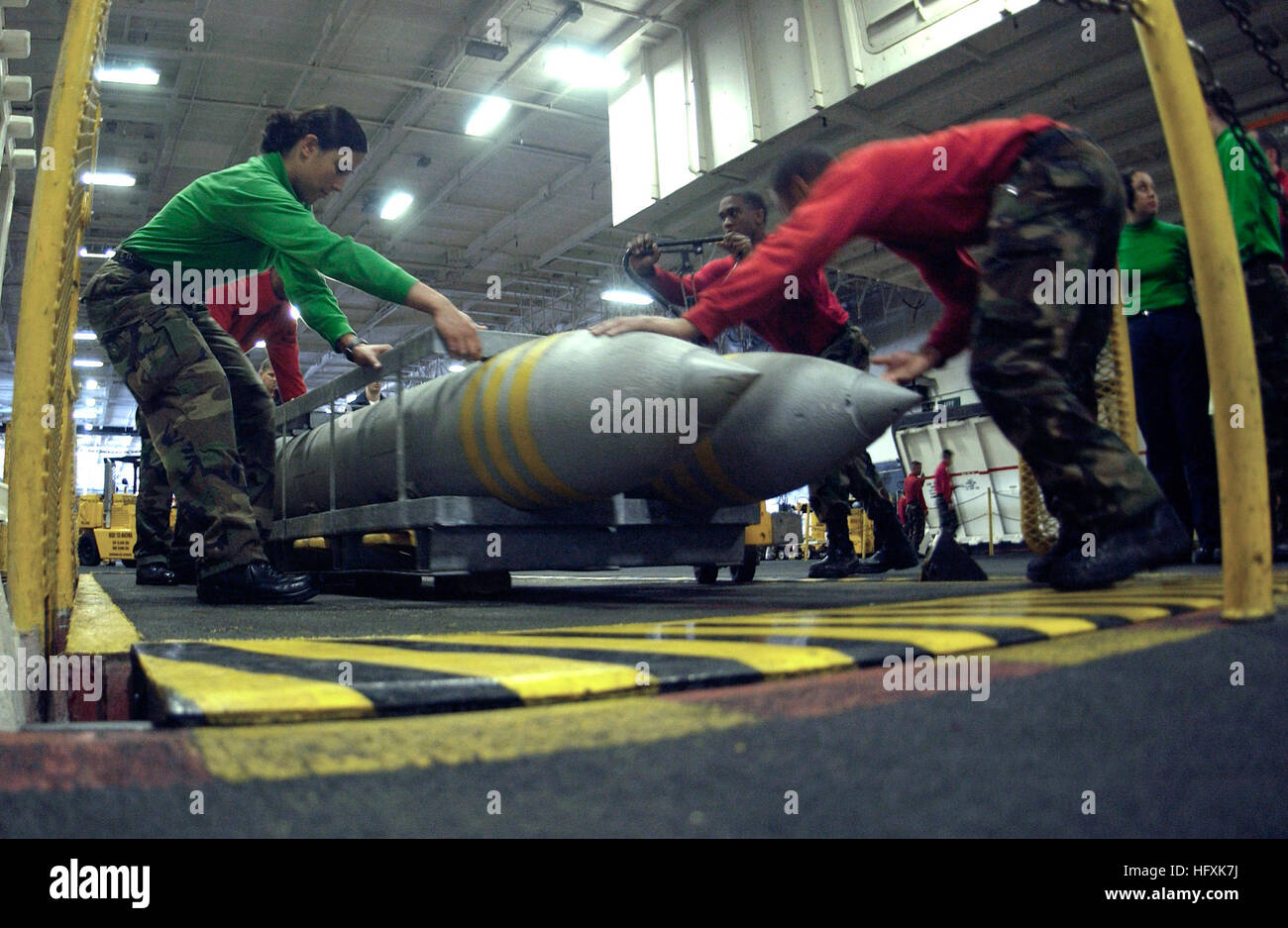 060208-N-8158F-046 Oceano Pacifico (feb. 8, 2006) - marinai riposizionare una tavolozza di 2000 pound general-purpose bombe BLU-109 in preparazione per il trasporto durante un offload di armi a bordo dell'energia nucleare portaerei USS Nimitz CVN (68). Il MC-84 è un multi-purpose bomba è progettato per fornire blast e effetti di frammentazione e possono essere configurati con diversi sistemi di guida per personalizzare l'arma per i requisiti della missione. Nimitz sta attualmente preparando per un impianto di propulsione esame al largo della costa della California del Sud. Stati Uniti Navy foto dal fotografo di Mate Airman Roland Foto Stock