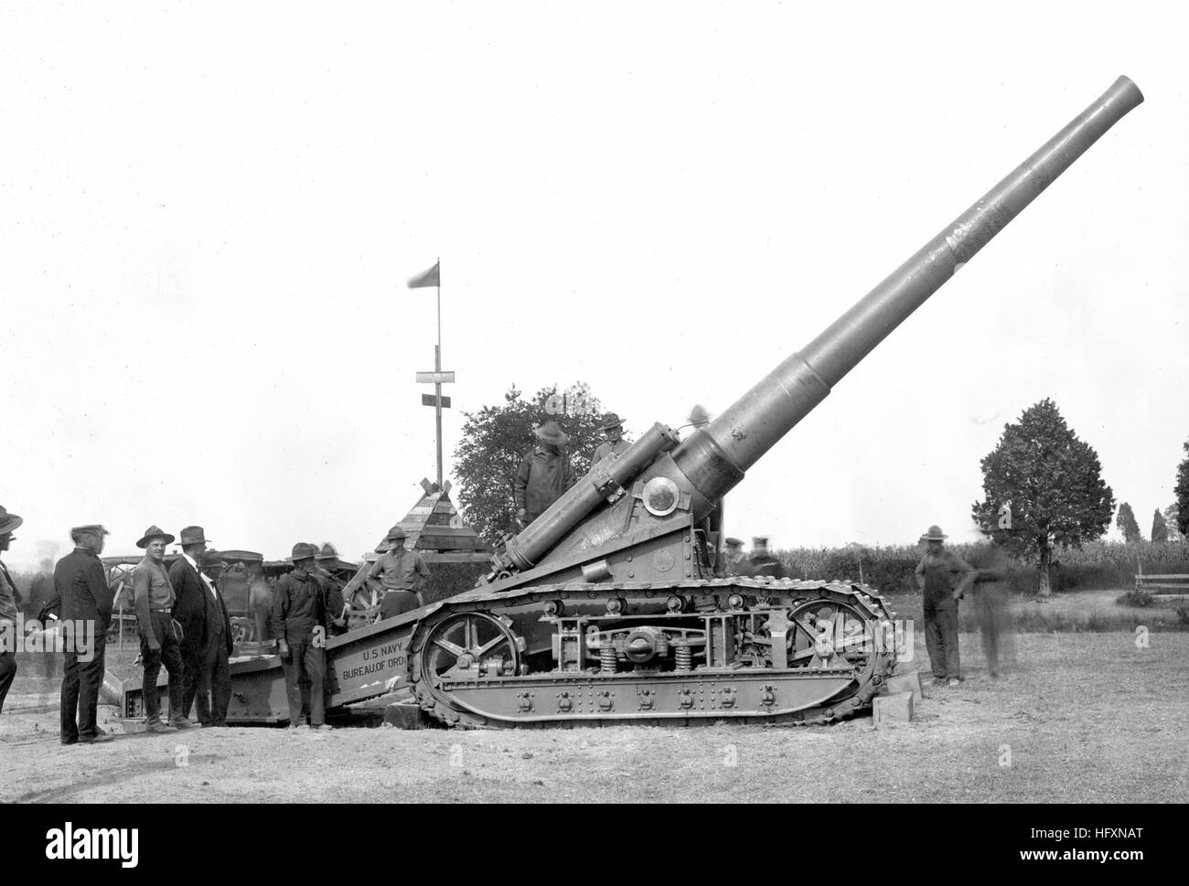 090722-N-0000X-001 DAHLGREN, Va. (22 luglio 2009) un file 1918 foto mostra il primo fucile sparato al Naval Weapons Station Dahlgren. La Prima Guerra Mondiale era di 7 pollici, 45-calibro del trattore-pistola montata sarà rimesso a nuovo e posto sul display durante la parte posteriore Adm. John Dahlgren il duecentesimo compleanno commemorazione prevista per il mese di novembre 13, 2009. (U.S. Navy file foto/RILASCIATO) noi del trattore-pistola montata nel 1918 Foto Stock