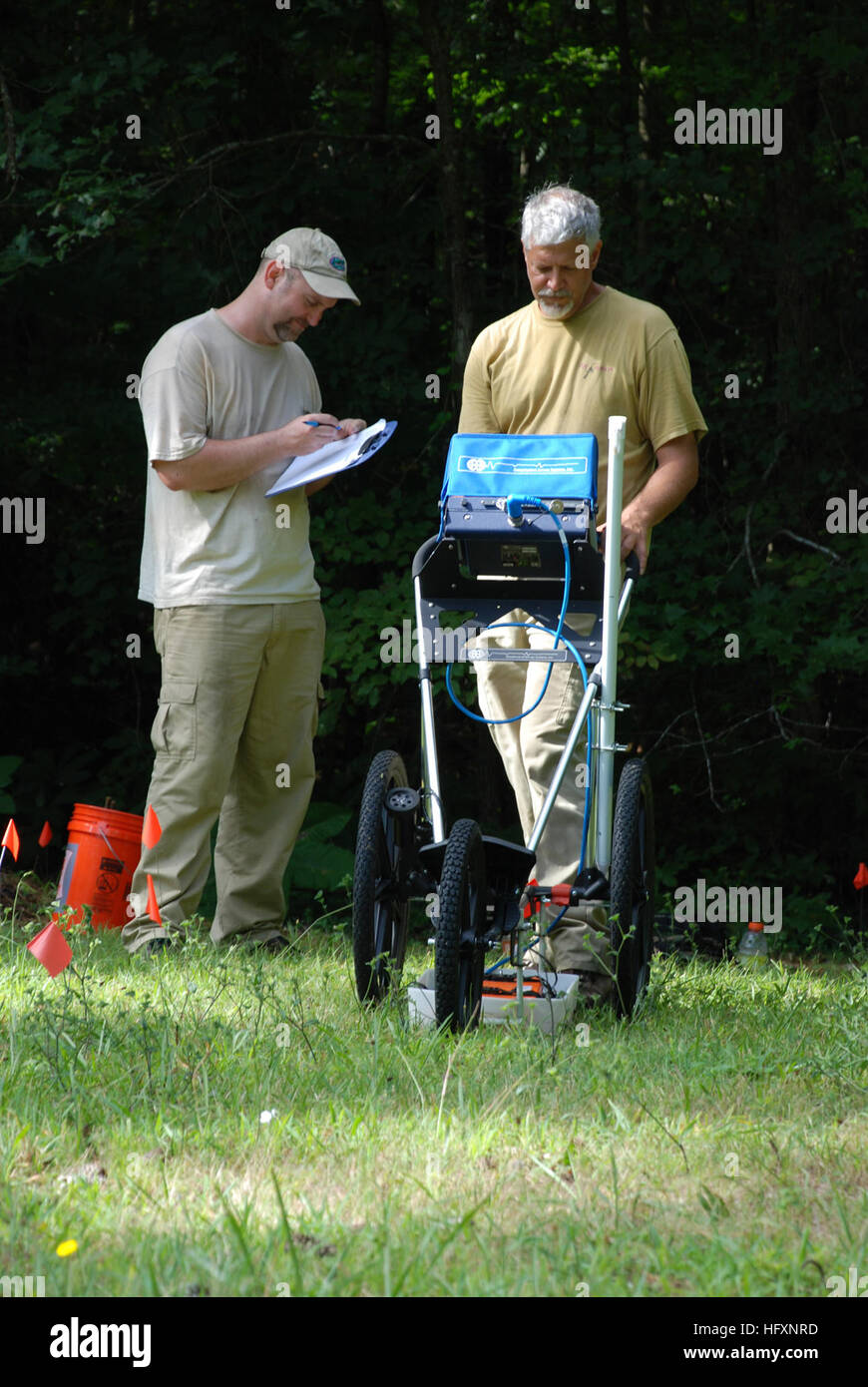 090801-N-3312P-002 YORKTOWN, VA (feb. 1, 2009) Kieth sottaceti e Christopher Chilton, sia dal sud-est della ricerca archeologica Inc., l'uso di radar a penetrazione del terreno al sondaggio siti di interramento scoperto a Naval Weapons Station Yorktown durante l'indagine del Kiskiak o 'Cheesecake' cimitero. Southeastern archeologico e Naval Facilities Engineering Command, Mid-Atlantic sono aree di rilevazione a Naval Weapons Station Yorktown con collegamenti a pre-coloniale in America. (U.S. Navy foto di Mark O. Piggott/RILASCIATO) Navy US 090801-N-3312P-002 Kieth sottaceti e Christopher Chilton, sia da Southe Foto Stock