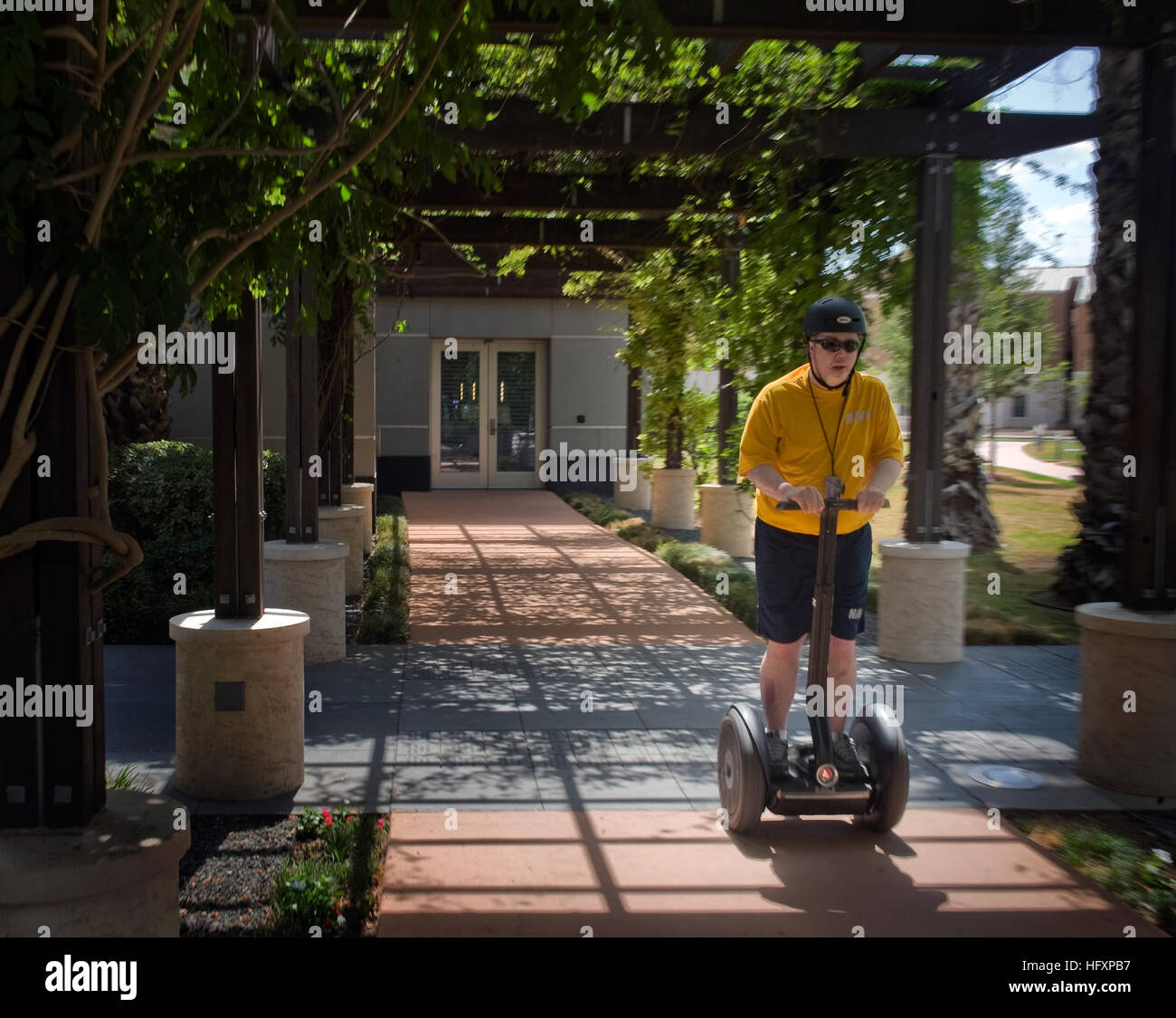 090812-N-7090S-332 SAN ANTONIO (Agosto 12, 2009) Capo macchinista il compagno di Robert Bruce II utilizza un Segway per ottenere intorno al centro per la Intrepid al Brook Army Medical Center di San Antonio, Texas, dove egli è in fase di riabilitazione. Bruce è il recupero a Brooke Army Medical Center dopo essere stato bruciato quando una caldaia è esplosa a bordo della Emory S. Land-class submarine offerta USS Frank cavo (come 40). Il Centro per la Intrepid è il mondo più tecnologicamente avanzato centro di riabilitazione per mutilati e ustionati. (U.S. Navy foto di comunicazione di massa 2a classe Jhi L. Scott/RILASCIATO) US Foto Stock