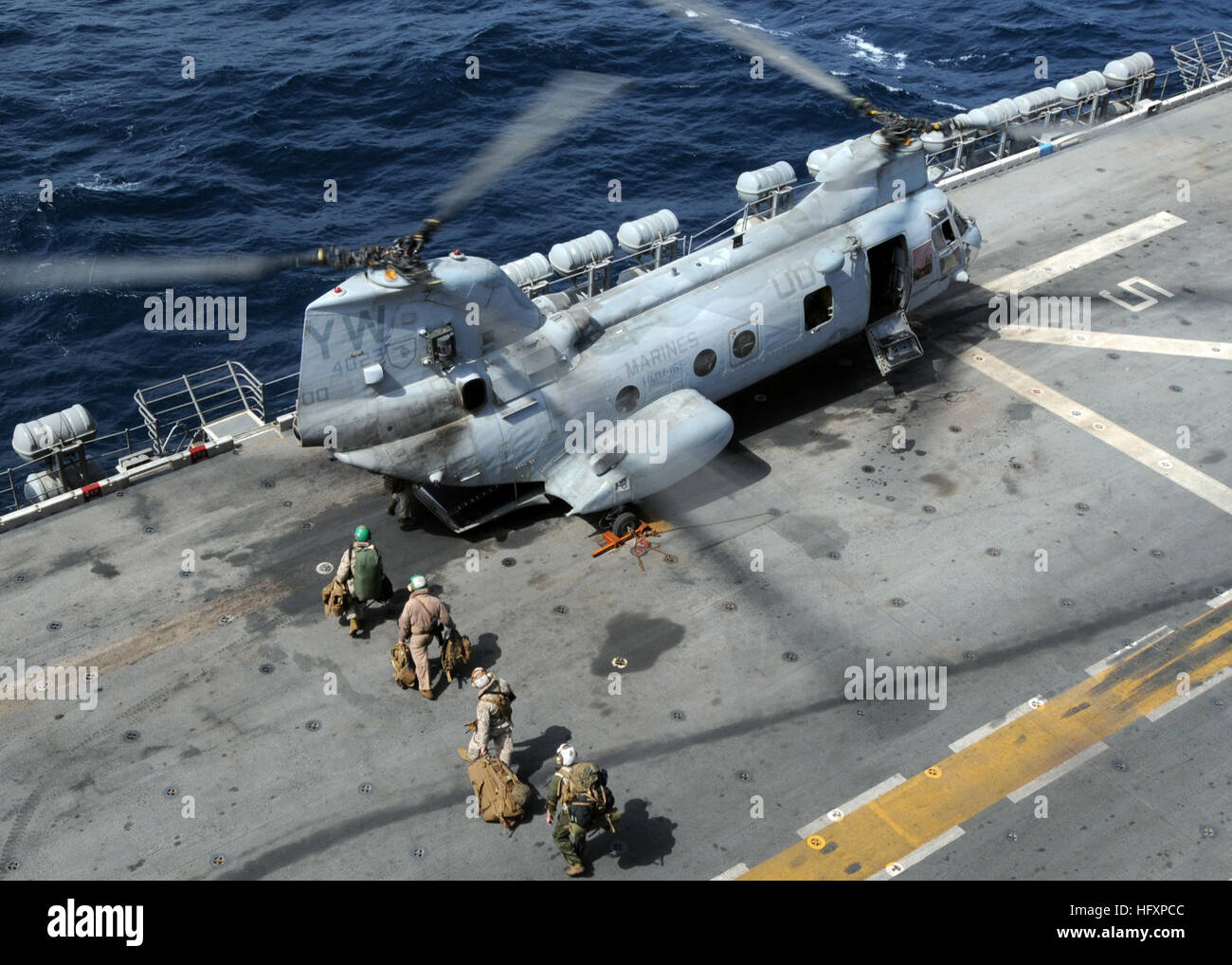 100818-N-3729D-014 nord mare Arabico (Agosto 18, 2010) Marines intraprendere un CH-46 Sea Knight elicottero assegnati ai cavalieri bianchi di elicottero medio marino Squadron (HMM 165) (rinforzato) a bordo della U.S. Navy Amphibious Assault nave USS Peleliu (LHA 5) ad unirsi ad altri 11 elicotteri da Peleliu già sulla stazione nel nord del Pakistan. La Peleliu anfibio gruppo pronto è di sostenere il governo pakistano e militari con elicottero pesante-le capacità di sollevamento nelle zone inondate del Pakistan. (U.S. Foto di Marina di Massa lo specialista di comunicazione 2a classe Andrew Dunlap/RILASCIATO) Navy US 100818-N-372 Foto Stock