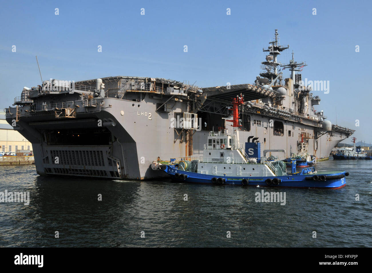 090818-N-0807W-325 Sasebo, Giappone (Agosto 18, 2009) l'assalto anfibio nave USS Essex (LHD 2) restituisce per le attività della flotta Sasebo dopo aver completato una pattuglia di estate. Durante i due mesi di distribuzione, Essex marinai e Marines condotta talismano Saber 2009, un esercizio biennale tra gli Stati Uniti e le forze di australiano progettate per migliorare l'interoperabilità e la preparazione di entrambe le nazioni in crisi la pianificazione delle azioni e l'esecuzione di operazioni di emergenza. L'Essex è la nave di piombo dell'Essex Expeditionary Strike gruppo e serve come ammiraglia per combinati Task Force 76, la marina è solo permanentemente in avanti-depl Foto Stock