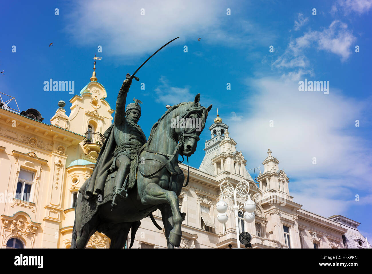 Ban Jelacic Square nel centro di Zagabria con una statua di ban Josip Jelacic a cavallo del suo cavallo. Foto Stock