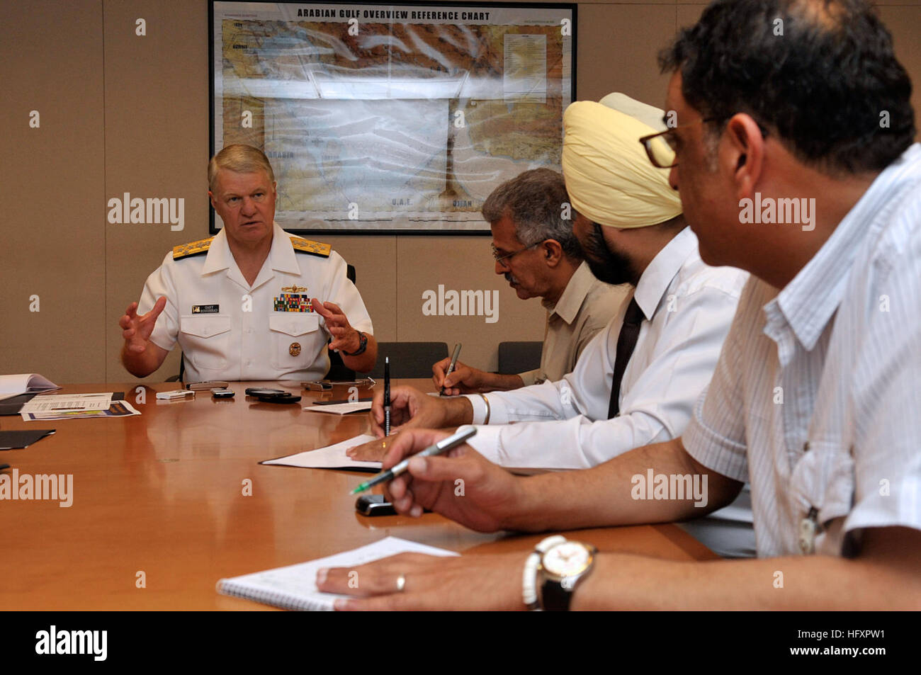 090823-N-8273J-096, Manama Bahrain (23 agosto 2009) Capo di operazioni navali (CNO) Adm. Gary Roughead risponde alle domande dei media mentre visitano le forze della marina militare del comando centrale (NAVCENT) in Manama, Bahrain. Roughead è nel comando centrale (CENTCOM) area di responsabilità di rispondere con il senior leadership e visita con i marinai e Marines. (U.S. Foto di Marina di Massa lo specialista di comunicazione 1a classe Tiffini Jones Vanderwyst/RILASCIATO) Navy US 090823-N-8273J-096 Capo di operazioni navali (CNO) Adm. Gary Roughead risponde alle domande dei media mentre visitano le forze della marina militare del comando centrale (NAVCENT) in Mana Foto Stock