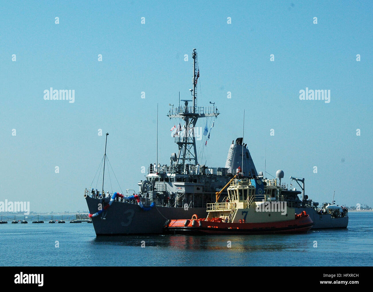 090909-N-0209M-001 SAN DIEGO (sett. 9, 2009) La miniera contromisure nave USS Sentry MCM (3), arriva al suo nuovo homeport alla Base Navale di San Diego dopo che transitano dal Ingleside, Texas. Sentry è l'ultimo della miniera di otto navi contromisura homeports cambio da Ingleside, Texas alla stazione navale di San Diego come parte della base di difesa del riallineamento e chiusura. (U.S. Foto di Marina di Massa lo specialista di comunicazione di terza classe Joshua Martin/RILASCIATO) Navy US 090909-N-0209M-001 la miniera contromisure nave USS Sentry MCM (3), arriva al suo nuovo homeport alla Base Navale di San Diego dopo che transitano dal Foto Stock