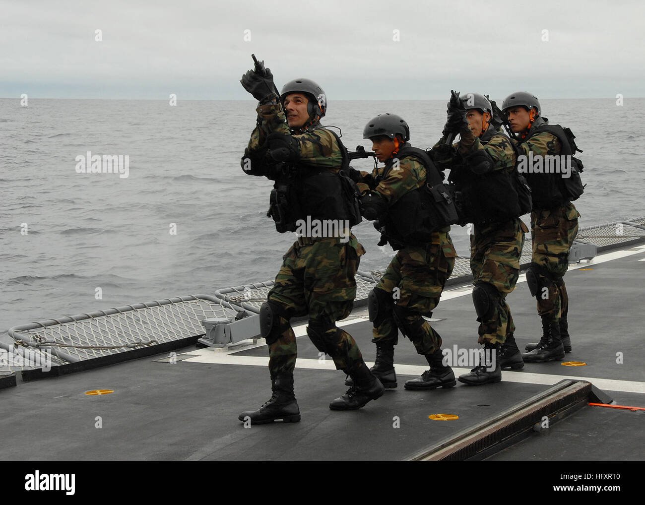 090916-N-2821G-080 OCEANO PACIFICO (sett. 16, 2009) peruviana forze speciali fissano il perimetro dopo fast roping sul ponte di volo della marina peruviana frigate BAP chinoni (FM 58) durante la formazione multinazionale esercizio Fuerzas Aliadas Panamax 2009. PANAMAX è un esercizio di multinazionali che coinvolgono più di 4.500 personale da 20 paesi partecipanti su misura per la difesa del Canale di Panama. (U.S. Foto di Marina di Massa lo specialista di comunicazione 2a classe Alan Gragg/RILASCIATO) Navy US 090916-N-2821G-080 peruviana forze speciali fissano il perimetro dopo fast roping sul ponte di volo dell Foto Stock