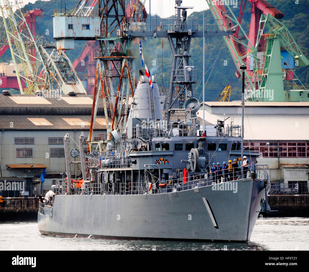 090923-N-8335D-534 Sasebo, Giappone (sett. 23, 2009) Il dragamine USS Avenger (MCM 1) si diparte il porto di Sasebo. (U.S. Foto di Marina di Massa lo specialista di comunicazione 1a classe Richard Doolin/RILASCIATO) USS Avenger (MCM 1) nel 2008 Foto Stock