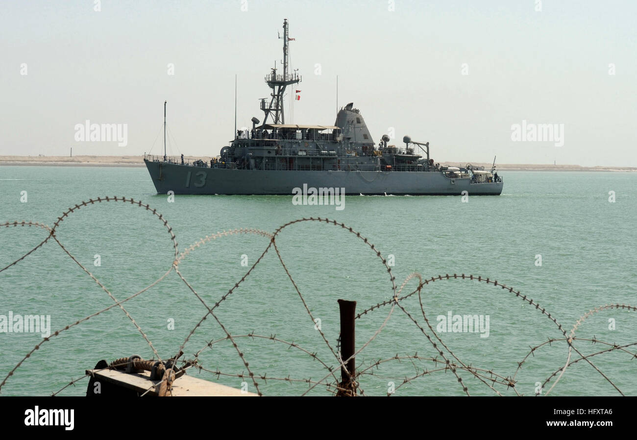 090929-N-7088A-104 Umm Qasr, Iraq (sett. 29, 2009) La miniera contromisure nave USS Dextrous (MCM 13) si avvicina alla Marina irachena pier a Umm Qasr, Iraq. (U.S. Foto di Marina di Massa lo specialista di comunicazione 1a classe Elizabeth Allen/RILASCIATO) Navy US 090929-N-7088A-104 la miniera contromisure nave USS Dextrous (MCM 13) si avvicina alla Marina irachena pier a Umm Qasr, Iraq Foto Stock