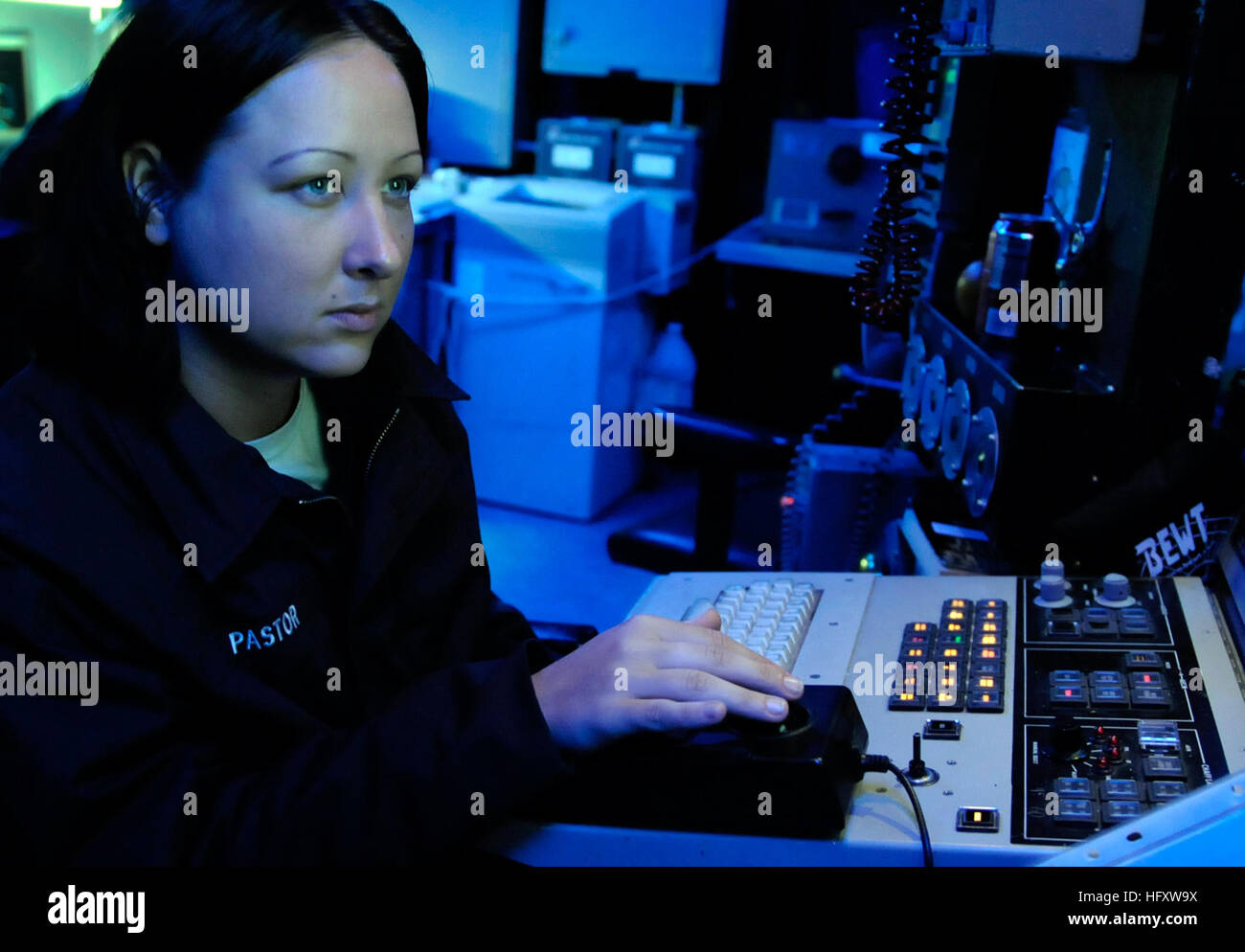 091019-N-7478G-090 OCEANO PACIFICO (ott. 19, 2009) Cryptologic tecnico (Tecnico) marinaio Jennifer pastore sta guardare alla superficie di emissione elettronica Console (SLQ-32) nel combattere information center a bordo del comando anfibio nave USS Blue Ridge (LCC 19). Il SLQ-32 è un anti-ship sistema di difesa. Blue Ridge è l'ammiraglia per il comandante, U.S. 7a flotta. (U.S. Foto di Marina di Massa lo specialista di comunicazione 2a classe Cynthia Griggs/RILASCIATO) Navy US 091019-N-7478G-090 Cryptologic tecnico (Tecnico) marinaio Jennifer pastore sta guardare alla superficie di emissione elettronica Console (SLQ Foto Stock