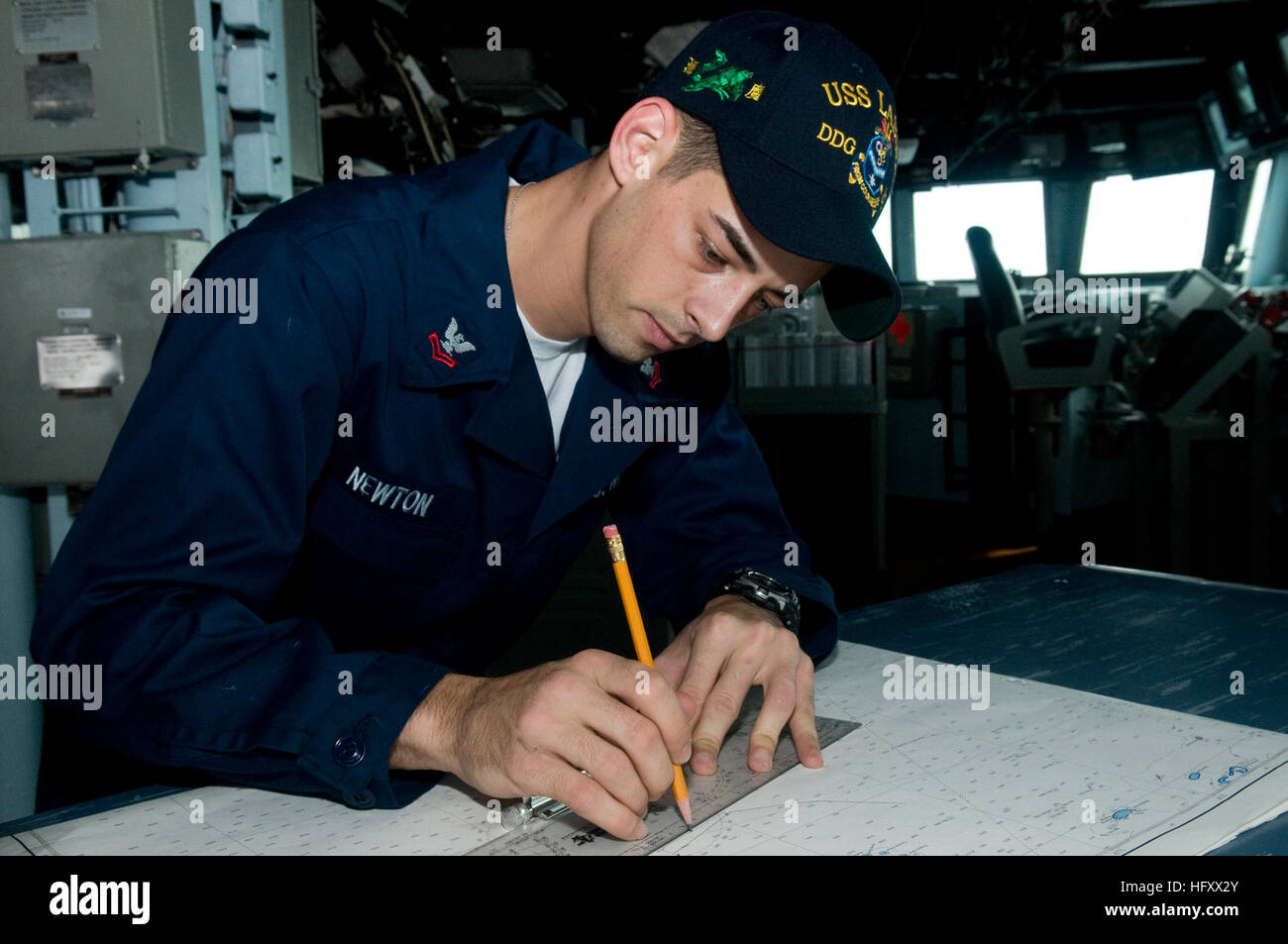 091105-N-1251W-015 OCEANO PACIFICO (nov. 5, 2009) Quartermaster 2a classe Cody Newton, da Jasper, Ga., tenute le distanze su un grafico a bordo guidato-missile destroyer USS Lassen (DDG 82) mentre è in corso nell'Oceano Pacifico. (U.S. Foto di Marina di Massa lo specialista di comunicazione 2a classe Matthew R. Bianco/RILASCIATO) Navy US 091105-N-1251W-015 Quartermaster 2a classe Cody Newton, da Jasper, Ga., tenute le distanze su un grafico a bordo guidato-missile destroyer USS Lassen (DDG 82) Foto Stock