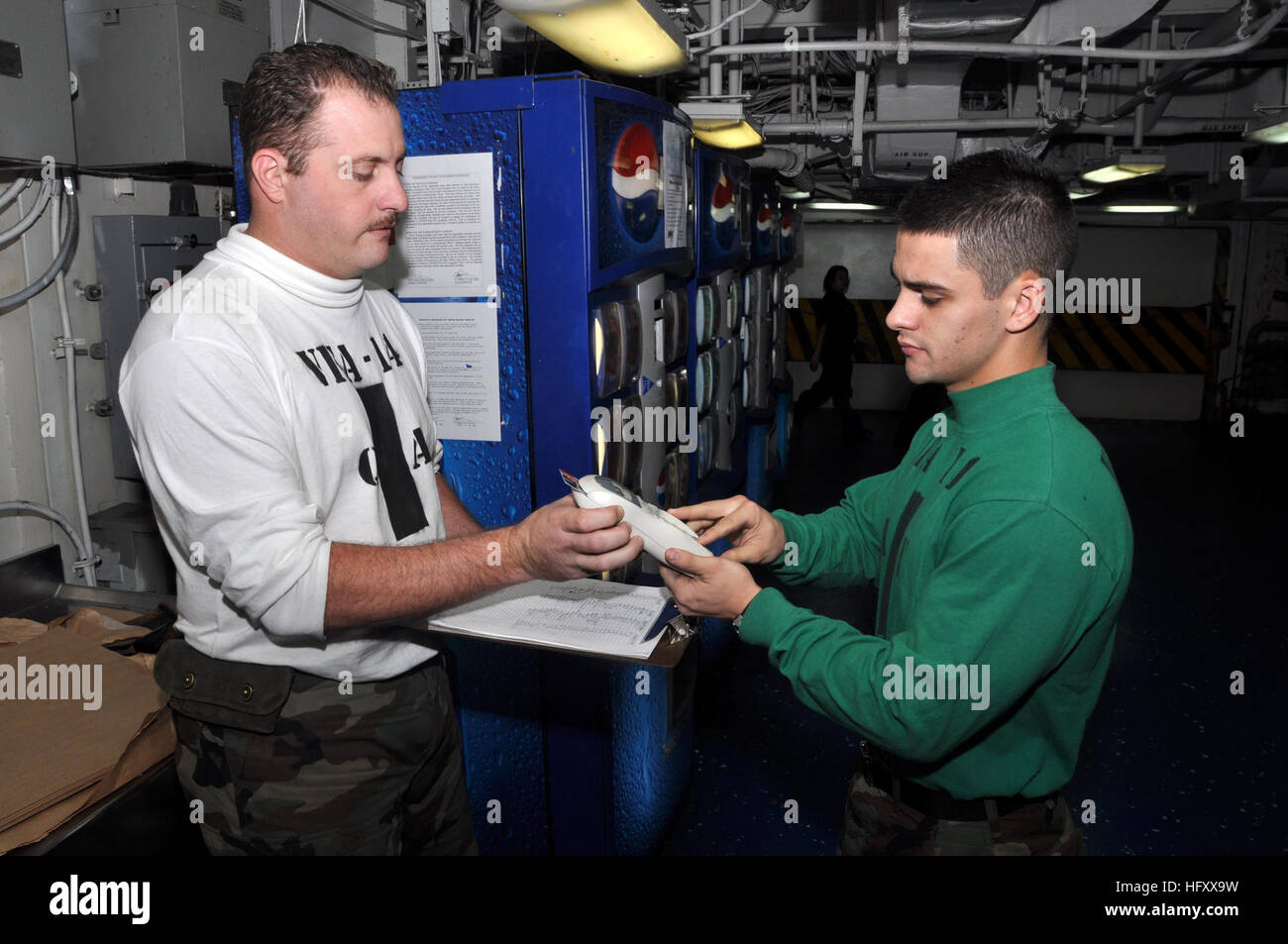 I membri dello Strike Fighter Squadron 14 a bordo della USS Nimitz donano al Wounded Warrior Project mentre svolgono compiti di manutenzione dell'aviazione e dell'elettronica. Foto Stock