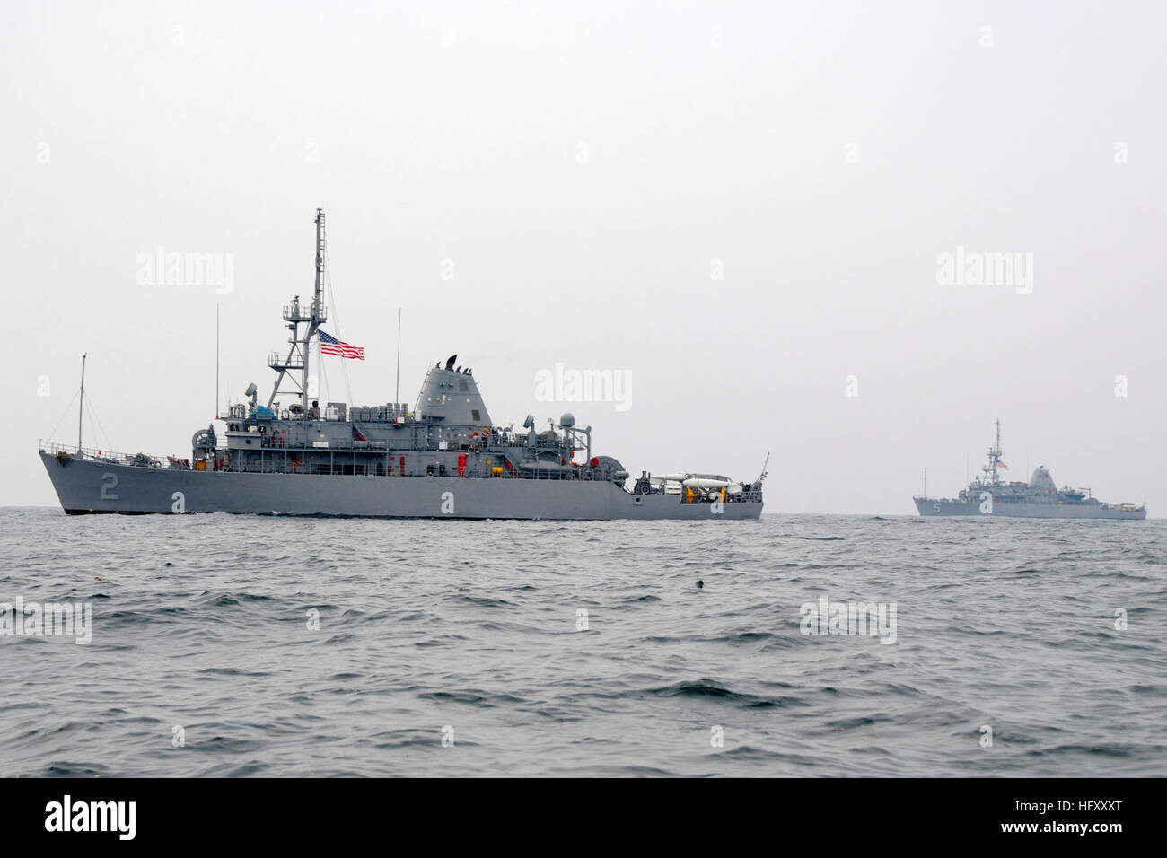 091126-N-8335D-114 giallo mare (nov. 26, 2009) La miniera contromisure navi USS Defender (MCM 2) e USS Custode (MCM 5) sono in corso nel Mar Giallo. (U.S. Foto di Marina di Massa lo specialista di comunicazione 1a classe Richard Doolin/RILASCIATO) Navy US 091126-N-8335D-114 la miniera contromisure navi USS Defender (MCM 2) e USS Custode (MCM 5) sono in corso nel Mar Giallo Foto Stock