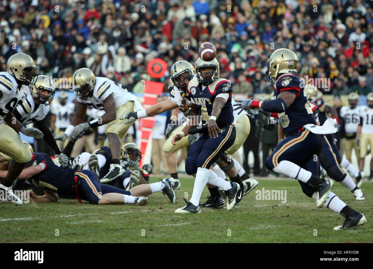 Il quarterback lancia la palla in una slot back durante la partita di football del college della 110th Army-Navy al Lincoln Financial Field di Philadelphia, un evento sportivo annuale che mette in mostra la competizione tra gli atleti della U.S. Naval Academy e della U.S. Military Academy. Foto Stock