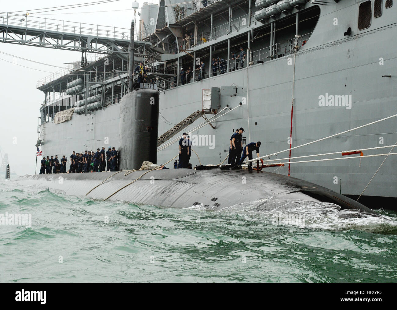 110515-N-BT122-863 HONG KONG (15 maggio 2011) Il Los Angeles-classe attacco rapido sommergibile USS Hampton (SSN 767) Mori a fianco il sommergibile offerta USS Frank cavo (come 40). Cavo di Frank esegue la manutenzione e il supporto dei sommergibili e navi di superficie distribuiti negli Stati Uniti 7 flotta area di responsabilità. (U.S. Foto di Marina di Massa lo specialista di comunicazione 1a classe Melvin Nobeza/RILASCIATO) Navy US 110515-N-BT122-863 il Los Angeles-classe attacco rapido sommergibile USS Hampton (SSN 767) Mori a fianco il sommergibile offerta USS Frank cavo (come 40) Foto Stock