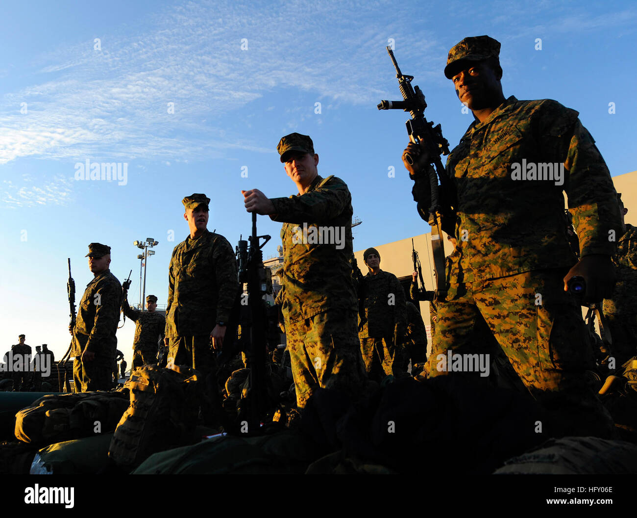 100115-N-5345W-025 MOREHEAD CITY, N.C. (Gen. 15, 2010) Marines assegnato alla ventiduesima Marine Expeditionary Unit (xxii MEU) effettuare un inventario delle apparecchiature mentre si prepara a imbarcarsi a bordo del dock anfibio sbarco nave USS Fort McHenry (LSD 43). Ft. McHenry e la ventiduesima MEU si stanno preparando per fornire assistenza umanitaria e di risposta di emergenza per Haiti, che era stato devastato da un terremoto di magnitudine 7.0 a gennaio 12, 2010. Ft. McHenry è operativo come parte di Bataan anfibio missione di sfiato. (U.S. Foto di Marina di Massa lo specialista di comunicazione 2a classe Kristopher Wilson/RILASCIATO) Navy US 100115 Foto Stock