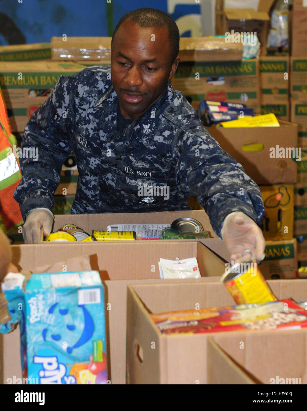 Un tecnico delle attrezzature di supporto dell'aviazione separa il cibo danneggiato dalle donazioni durante un progetto di servizio comunitario a bordo della USS Wasp come parte del Canadian Naval Centennial e della International Fleet Review Week, con marinai e marines che partecipano a eventi civici e culturali. Foto Stock