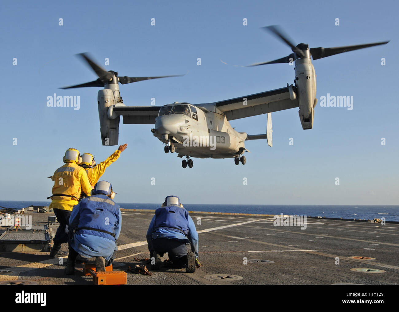 100127-N-1082Z-073 MAR DEI CARAIBI (GEN. 27, 2010) Lotta deck amministrazione a bordo del dock anfibio sbarco nave USS Ashland (LSD 48) avviare una MV-22 Osprey assegnato a mezzo marino Tiltrotor Squadron (MMV) 162. Ashland è il supporto di funzionamento risposta unificata a seguito di un terremoto di magnitudine 7.0 che hanno provocato gravi danni in Haiti a gennaio 12. (U.S. Foto di Marina, dalla comunicazione di massa specialista in seconda classe Jason R. Zalasky/RILASCIATO) Navy US 100127-N-1082Z-073 lotta deck amministrazione a bordo del dock anfibio sbarco nave USS Ashland (LSD 48) avviare una MV-22 Osprey assegnato a mezzo marino Tiltrotor S Foto Stock