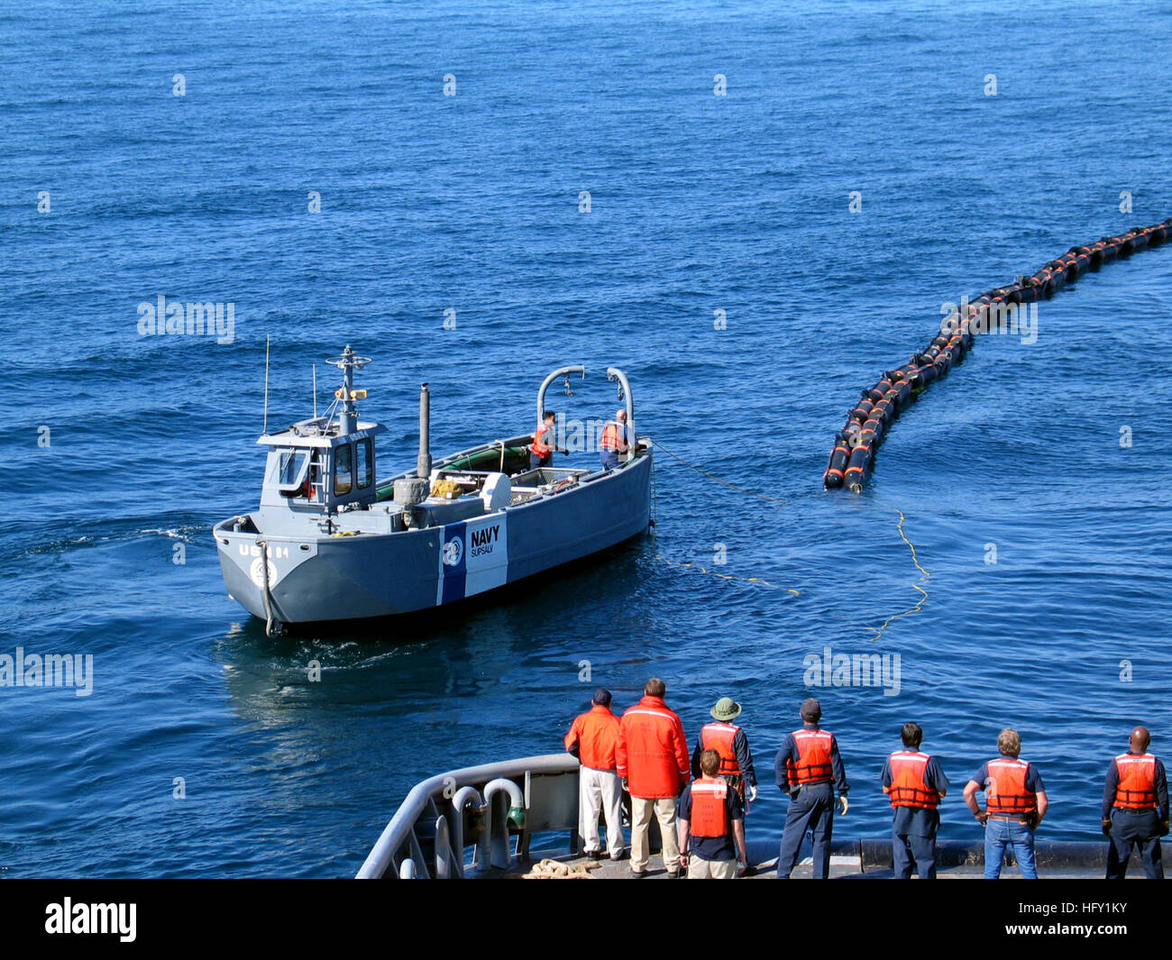 100429-N-6141B-003 di Washington (29 aprile 2010) in un file aggiornato foto, una rapida implementazione del sistema skimmer, azionato dal mare navale Sistemi di comando Supervisore del salvataggio e immersioni subacquee (SUPSALV), conduce a fuoriuscite di petrolio la formazione di risposta. Il supervisore di salvataggio e la divisione di immersioni in aprile 28 inviato 66.000 piedi di olio gonfiabile boom, la scrematura di sistemi di supporto correlati attrezzature e personale per supportare il clean-up degli sforzi per la Deepwater Horizon fuoriuscite di olio. (U.S. Navy foto/RILASCIATO) Navy US 100429-N-6141B-003 in un documento non datato foto, una rapida implementazione del sistema skimmer conduce oil spill response traini Foto Stock
