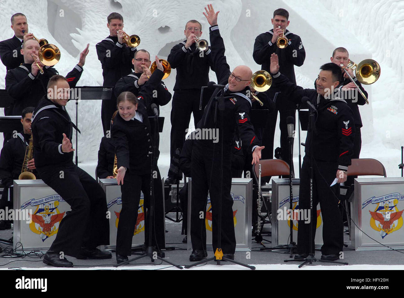 100208-N-5086M-159 Sapporo, Giappone (feb. 8, 2010) DEGLI STATI UNITI Flotta di 7 membri della band musicista di terza classe Haasenritter Spencer, sinistra, musicista di terza classe Danielle Clark, musicista di 2a classe di Tony Smouse e musicista di prima classe Shin Takao, eseguire durante la 61annuale di Sapporo Snow Festival. La flotta di 7 band è assegnato al comando di anfibio nave USS Blue Ridge (LCC 19) (U.S. Foto di Marina di Massa lo specialista di comunicazione 2a classe Greg Mitchell/RILASCIATO) Navy US 100208-N-5086M-159 U.S. Flotta di 7 membri della band eseguire durante la 61annuale di Sapporo Snow Festival Foto Stock