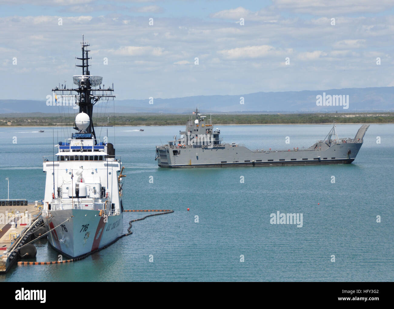 100308-N-8241M-005 Guantanamo Bay a Cuba (8 marzo 2010) La U. S. esercito supporto logistico nave General Frank S. Besson, Jr. (LSV 1) passa la U.S. Guardacoste Dallas WHEC (716) Come si arriva alla stazione navale di Guantánamo Bay a Cuba. General Frank S. Besson è il trasporto di veicoli e attrezzature dal dock anfibio sbarco nave USS Fort McHenry (LSD 43) il sopravvento attracco per un lavaggio ambientale verso il basso prima di ri-entrata negli Stati Uniti. (U.S. Foto di Marina di Massa principale Specialista comunicazione Bill Mesta/RILASCIATO) Navy US 100308-N-8241M-005 U. S. logistica dell'esercito di assistenza Foto Stock