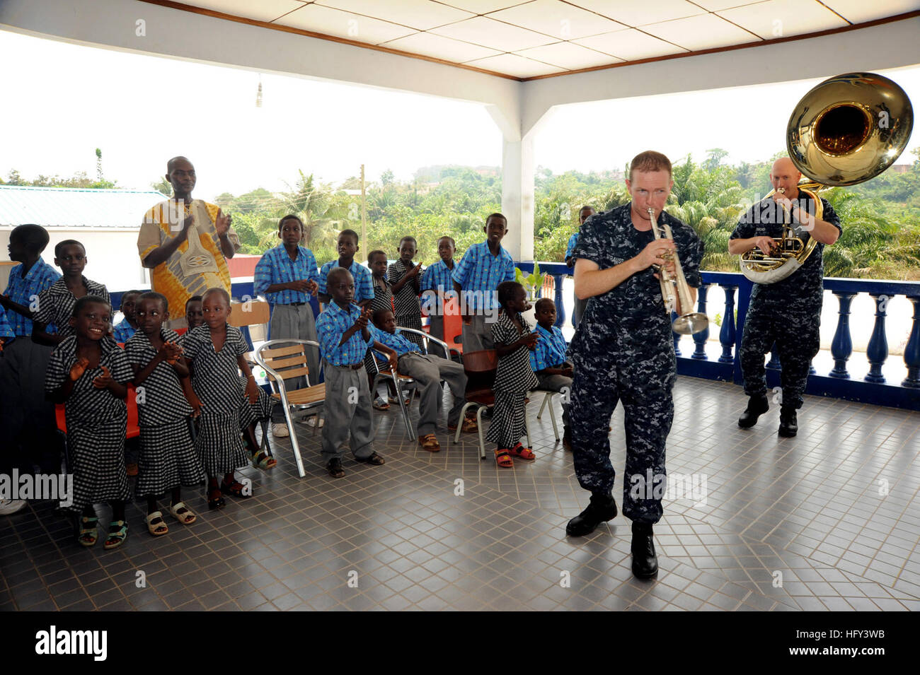 100314-F-4109M-047 TAKORADI, Ghana (14 marzo 2010) musicista di 2a classe di Justin Strauss, sinistra, da Marietta, Ga., e musicista di prima classe Starcher Roger, da Ripley, W.V., entrambi assegnati negli Stati Uniti le forze navali Europa Band, intrattiene i ragazzi e le ragazze da Egyam Orphanage Foundation durante una performance per i bambini come parte di un programma di divulgazione per l Africa Partnership Stazione (AP) a ovest. APS West è un'iniziativa internazionale sviluppato da forze navali in Africa, che mira a migliorare la sicurezza marittima e la sicurezza sul continente africano. (U.S. Air Force foto di Tech. Sgt. Russell J. McBr Foto Stock