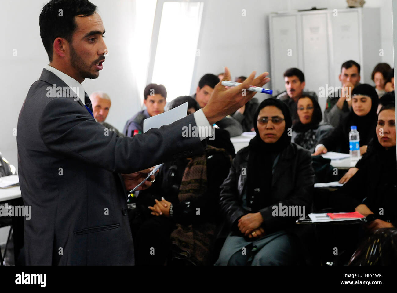 100404-N-9594C-012 Kabul, Afghanistan (4 aprile 2010) Wasseel Jamal, sinistra, Polizia nazionale afgana (ANP) legale trainer, conduce una classe durante la domestica e violenza basata sul genere di formazione presso il Centro di formazione Centro. Istruttori di ANP e gli investigatori stanno frequentando il corso di formazione che è anche che si terrà presso la NATO Training Mission - Afghanistan. La formazione include discussioni sulle donne ruoli e stereotipi, conseguenze psicologiche della violenza, vittimizzazione secondaria, quali le vittime si aspettano dalla polizia e cross talk con esperti in materia in materia di migliori pratiche in materia di formazione ANP su cupole Foto Stock