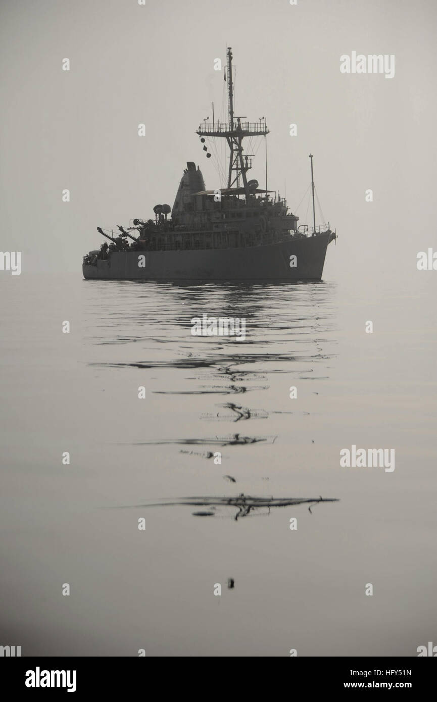 100407-N-4776G-431 CENTRALE GOLFO ARABICO (7 aprile 2010) il vendicatore-classe contromisure mine nave USS Gladiator (MCM 11) assiste i soci assegnati per l'eliminazione degli ordigni esplosivi unità mobile (EODMU) 1 per la localizzazione di una miniera di formazione forma. La Miniera Warfare equipaggio Swerve, imbarcato a bordo Gladiator, sta conducendo le operazioni nella centrale di Golfo Arabico. (U.S. Foto di Marina di Massa lo specialista di comunicazione 2a classe Kathleen Gorby/RILASCIATO) Navy US 100407-N-4776G-431 USS Gladiator (MCM 11) assiste i soci assegnati per l'eliminazione degli ordigni esplosivi unità mobile (EODMU) 1 per la localizzazione di una miniera di formazione forma Foto Stock