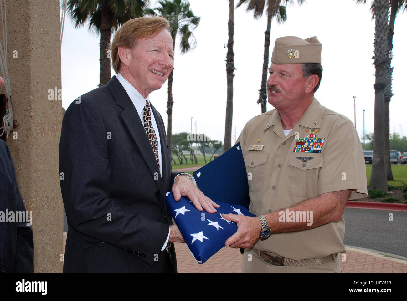 100430-N-4913K-002 INGLESIDE, Texas (30 aprile 2010) Capt. Leland Taylor, comandante della stazione navale Ingleside, Texas, presenta il national alfiere di Mike Carrell, presidente della Commissione di porta per la porta del Corpus Christi autorità. Stazione navale Ingleside slated per chiusura come parte della base 2005 riallineamento e chiusura (ISOLA DI BRAC) commissione. (U.S. Foto di Marina di Fifi Kieschnick/RILASCIATO) Navy US 100430-N-4913K-002 Capt. Leland Taylor, comandante della stazione navale Ingleside, Texas, presenta il national alfiere di Mike Carrell, presidente della commissione porta per il Po Foto Stock