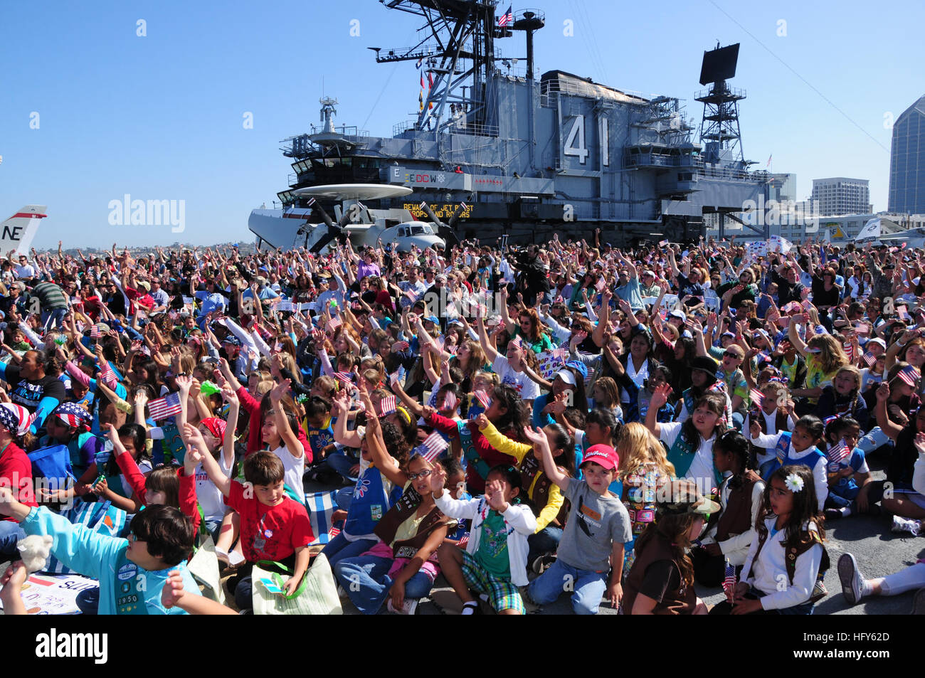 100501-O-9999P-008 SAN DIEGO (1 maggio 2010) Girl Scouts, i genitori e i tifosi affollano il ponte di volo della USS Midway Museum di avviare questo anno di inviare-off celebrazione per 'operazione di menta sottile", una ragazza annuale cookie Scout programma di donazioni per i militari. Circa 147,000 scatole di donato i cookie vengono trasportati ai militari membri che prestano servizio in tutto il mondo. I membri del servizio nell'Oceano Pacifico occidentale riceverà i cookie con l aiuto di volontari provenienti da Stati Uniti Flotta industriale e centro di approvvigionamento, Yokosuka, Giappone. (U.S. Navy foto di Bill Perno/RILASCIATO) Navy US 100501-O-9999P-008 ragazza Sc Foto Stock