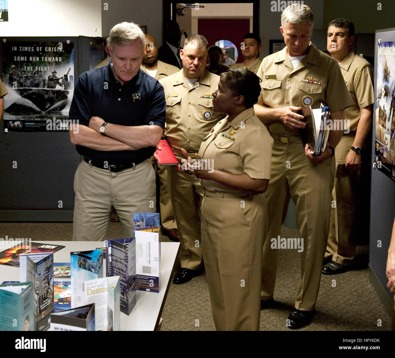 100507-N-7227H-076 MILLINGTON, Tennessee (7 maggio 2010) segretario della Marina (SECNAV) gli onorevoli Ray Mabus soddisfa con Lt. La Cmdr. Olivia Bethea, direttore di divisione della pubblicità dei piani, per informazioni di prima mano su marketing e strategie pubblicitarie per la Marina Militare. Mabus girato navale attività di supporto Mid-South in Millington, Tennessee e si è incontrato con la leadership di base come pure elementi di servizio e alle famiglie direttamente colpite dalle recenti alluvioni. La base è stata chiusa per i residenti e i non-missione personale essenziale dopo due giorni di pioggia oggetto di dumping più di 14 pollici nella zona può 1 e 2, causando gravi floodi Foto Stock