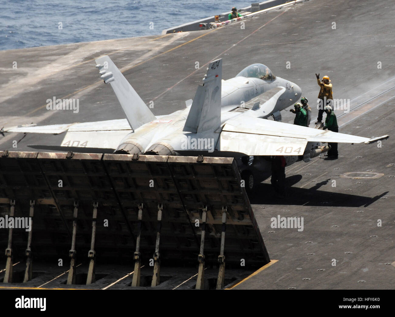 100512-N-4236ES-378 Mar Arabico (12 maggio 2010) Un F/A-18C Hornet assegnati ai Wildcats di Strike Fighter Squadron (VFA) 131 si prepara a lanciare dalla portaerei USS Dwight D. Eisenhower CVN (69). La Eisenhower Carrier Strike gruppo viene distribuito come parte di una continua rotazione di avanzamento-forze dispiegate per supportare le operazioni di sicurezza marittima NEGLI STATI UNITI Quinta Flotta area di responsabilità. (U.S. Foto di Marina di Massa lo specialista di comunicazione di terza classe Ciad R. Erdmann/RILASCIATO) Navy US 100512-N-4236ES-378 un F-A-18C Hornet assegnati ai Wildcats di Strike Fighter Squadron (VFA) 131 si prepara Foto Stock