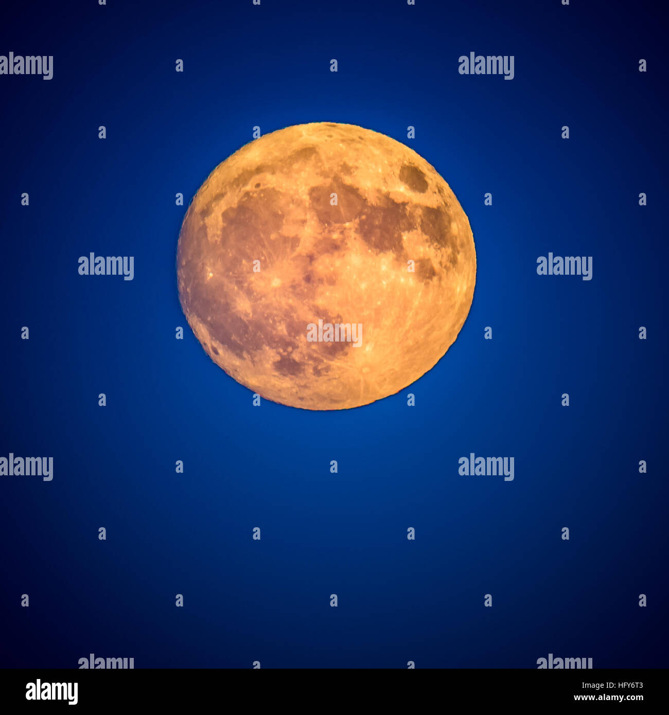 Nel novembre 2016, siamo stati in grado di vedere la luna come vicino a noi come lo era stato per qualcosa come 50 anni. Close-up di luna Foto Stock